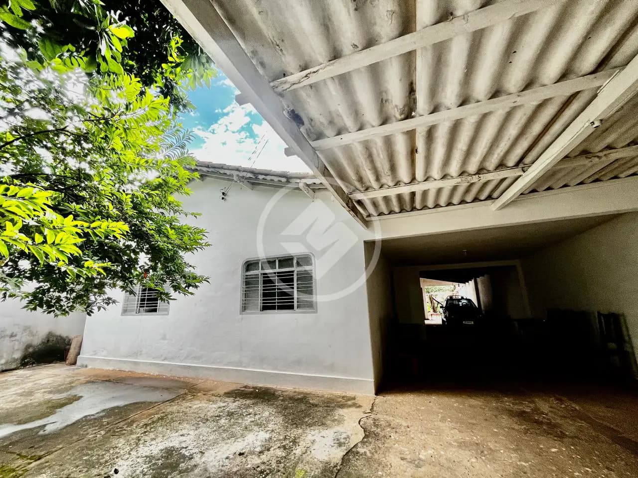 Casa com 5 quartos sendo 1 suíte no Setor Jardim América.