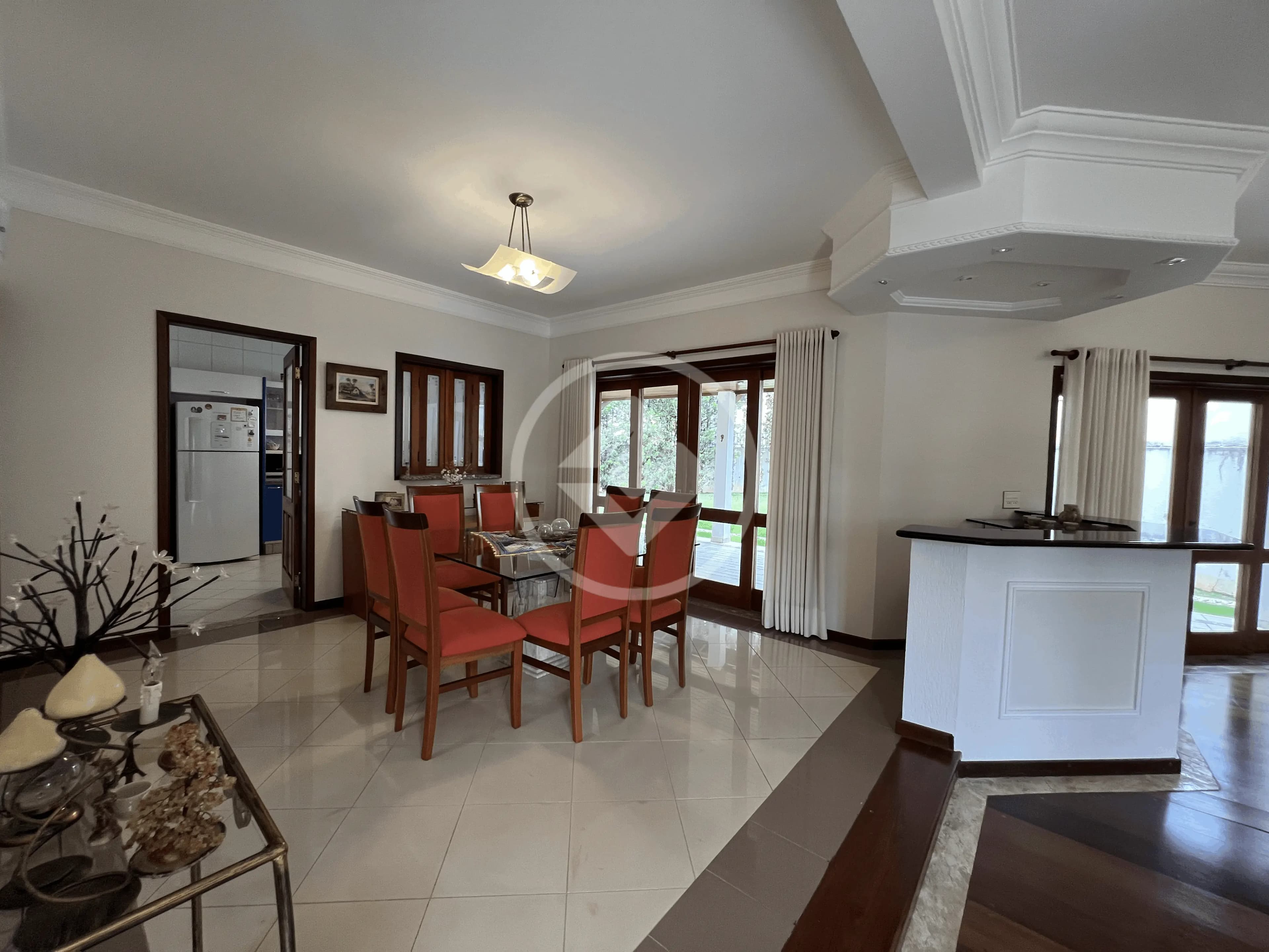 Casa com quintal grande em Condomínio