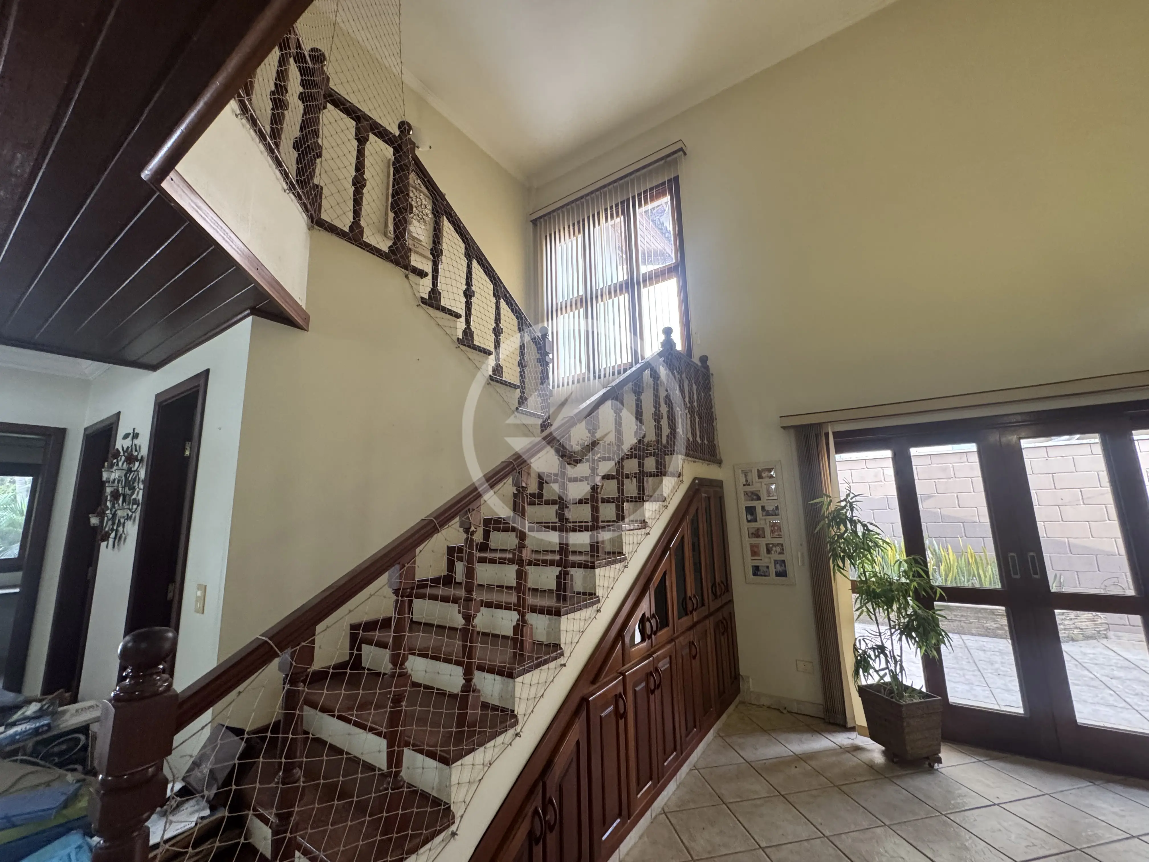 OPORTUNIDADE: Casa em condomínio fechado com 322 m2, com 3 dormitórios sendo 1 suíte e quintal grande para reforma