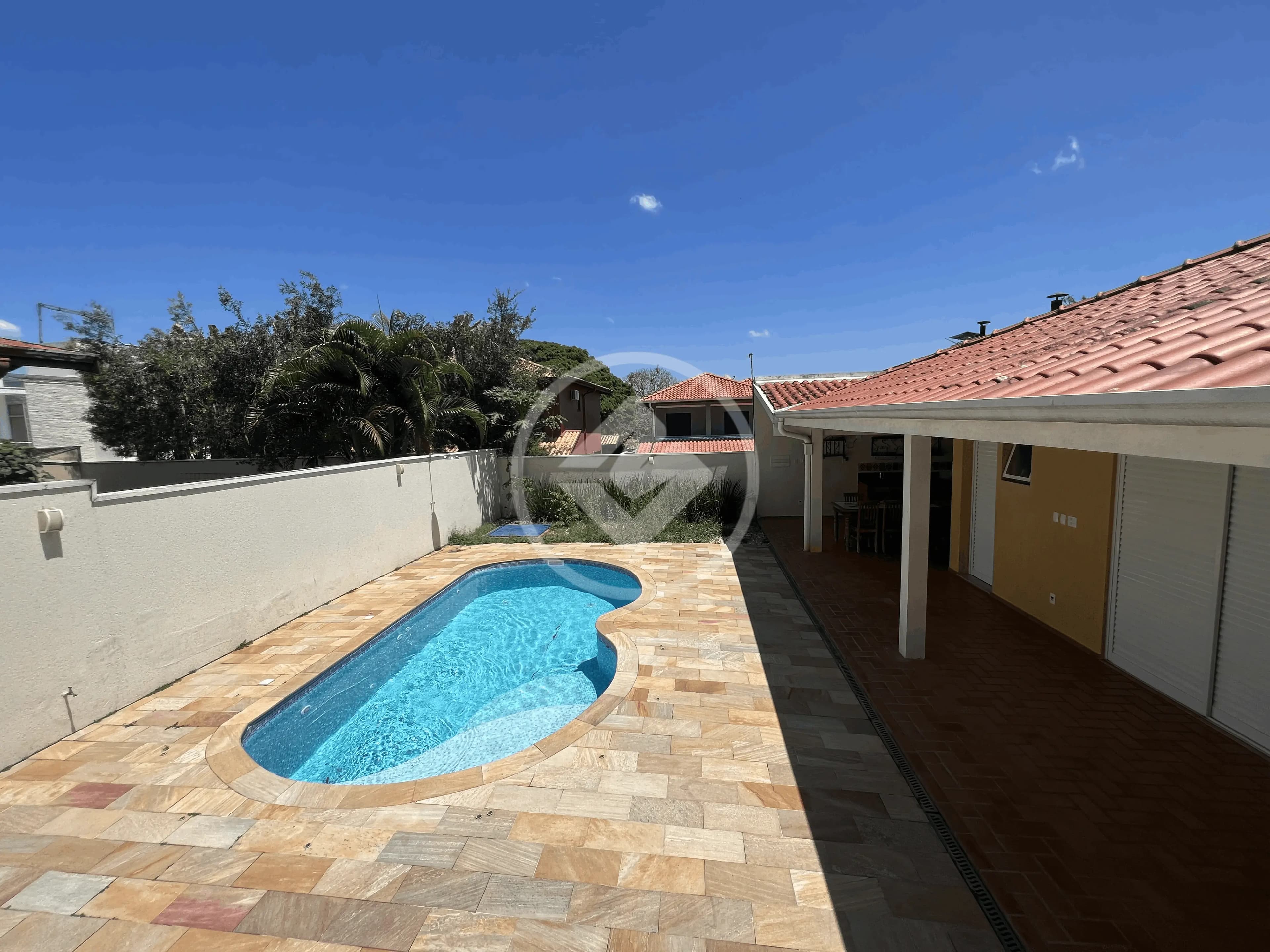 Casa em condomínio com linda área gourmet privativa e edícula