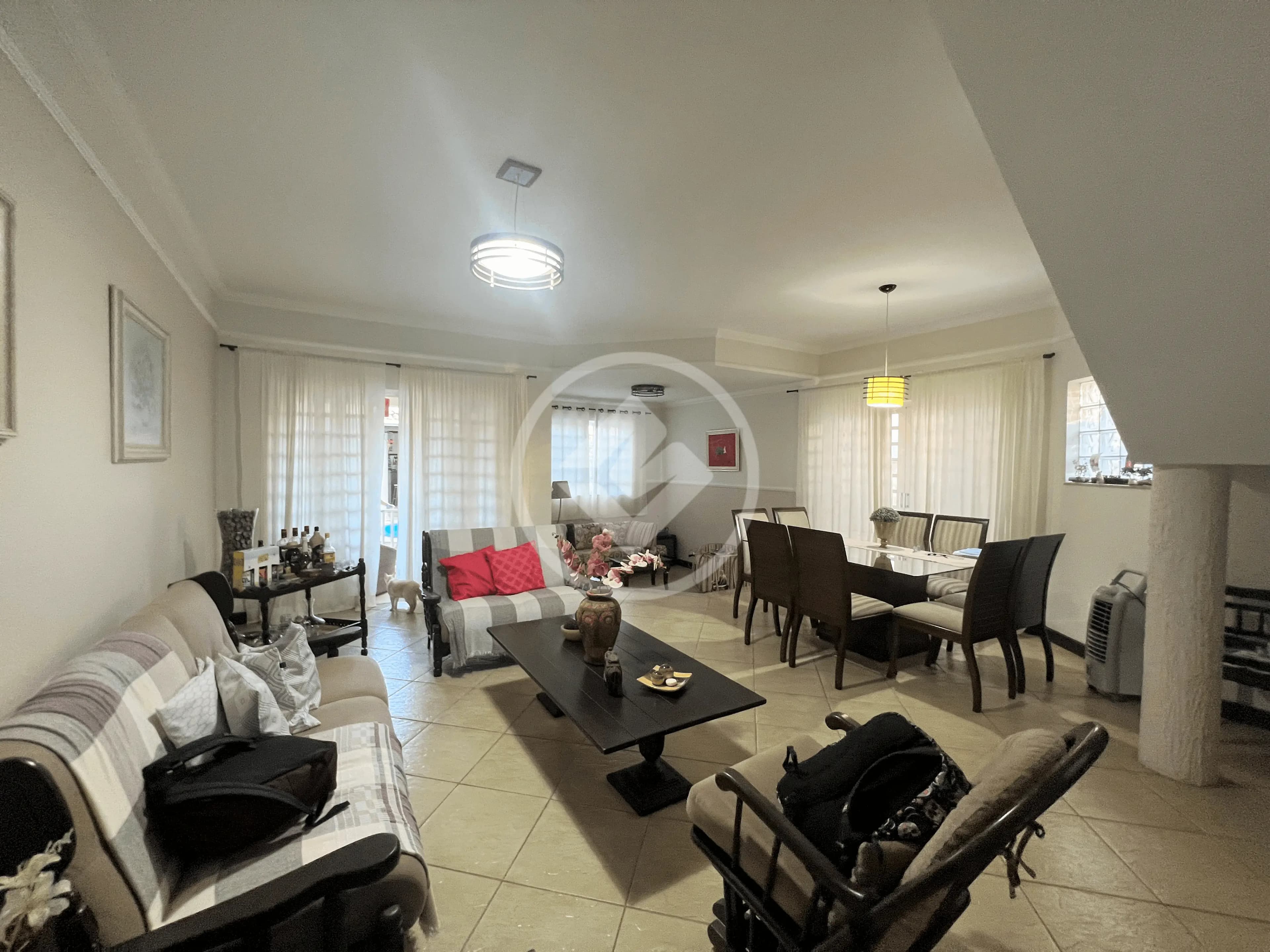 Casa em condomínio com linda área gourmet privativa