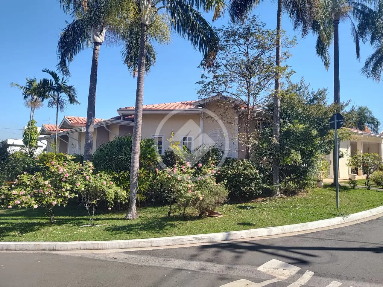 OPORTUNIDADE: Casa com piscina, TÉRREA, em Condomínio para RETROFIT