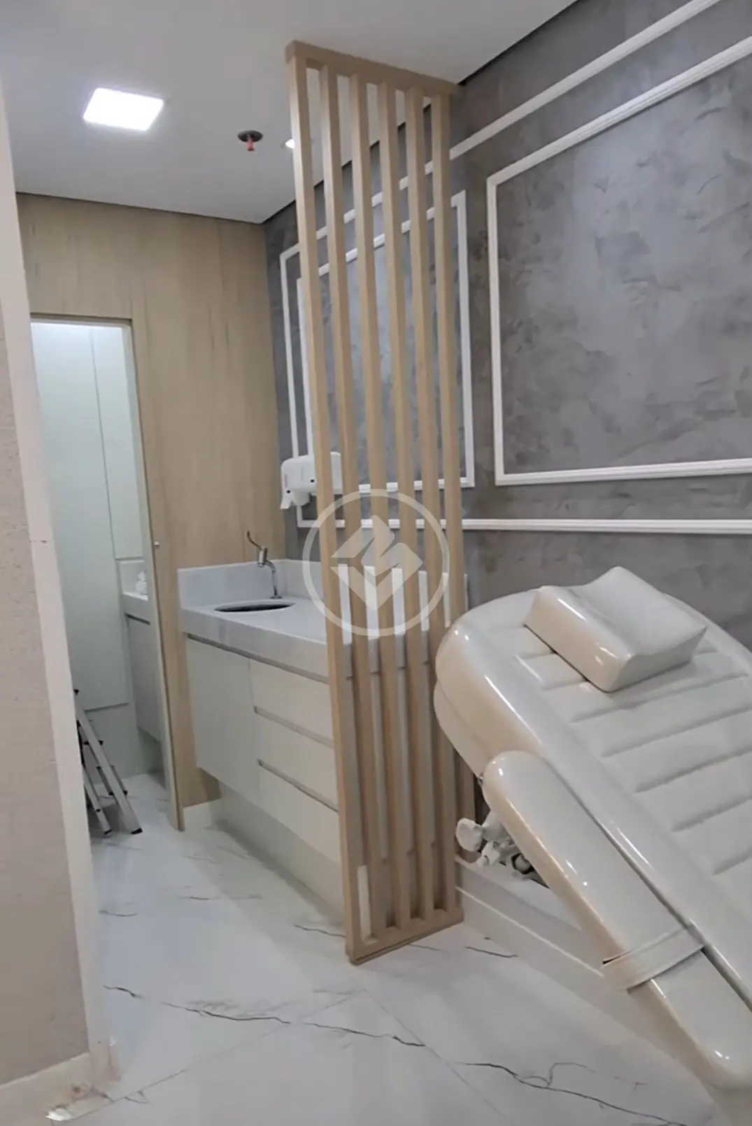 Sala comercial de 40 m2 para área médica, localizada no Condomínio Easy Office em Campinas.