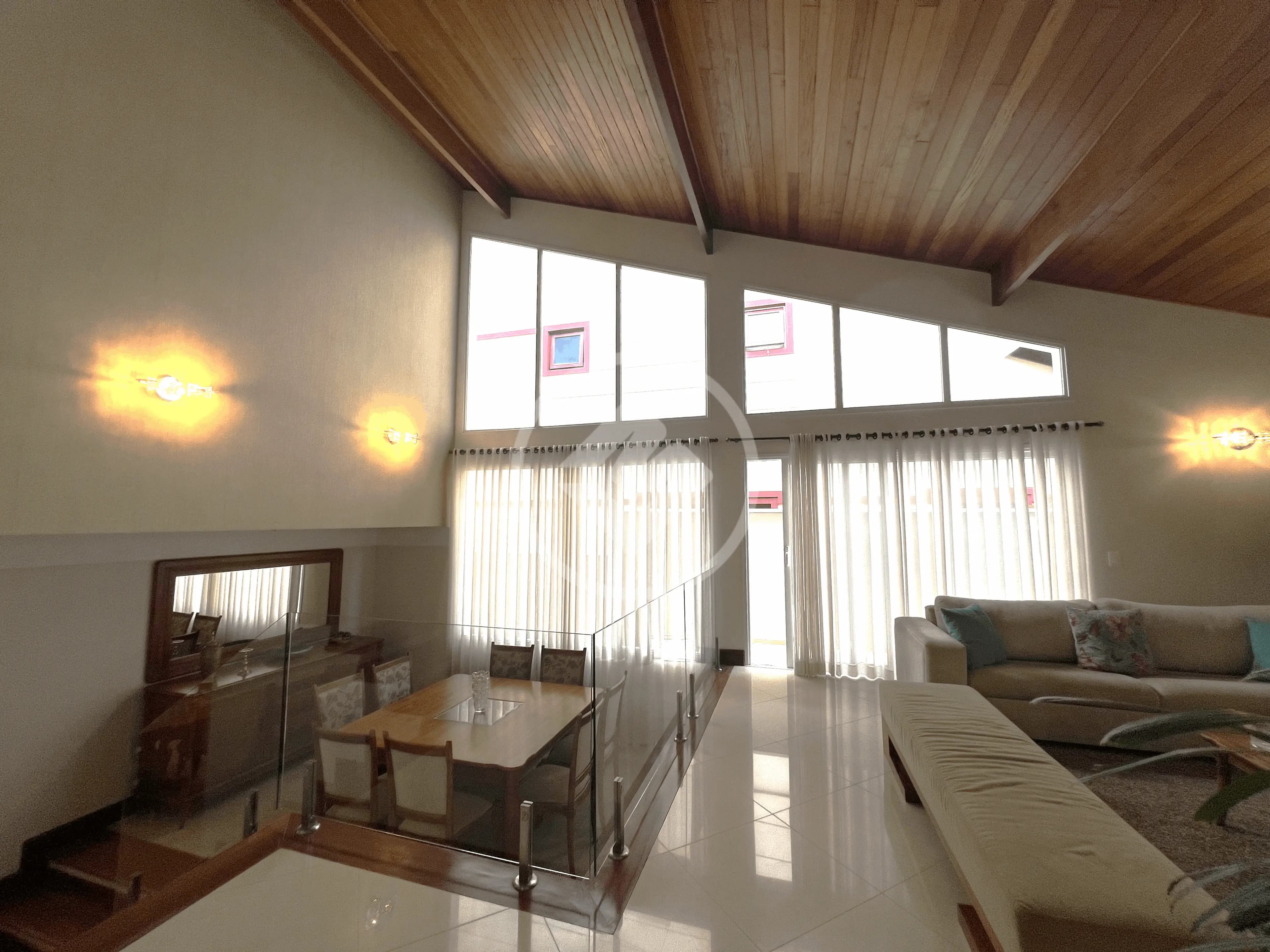 Casa em condomínio com gourmet e quintal grande