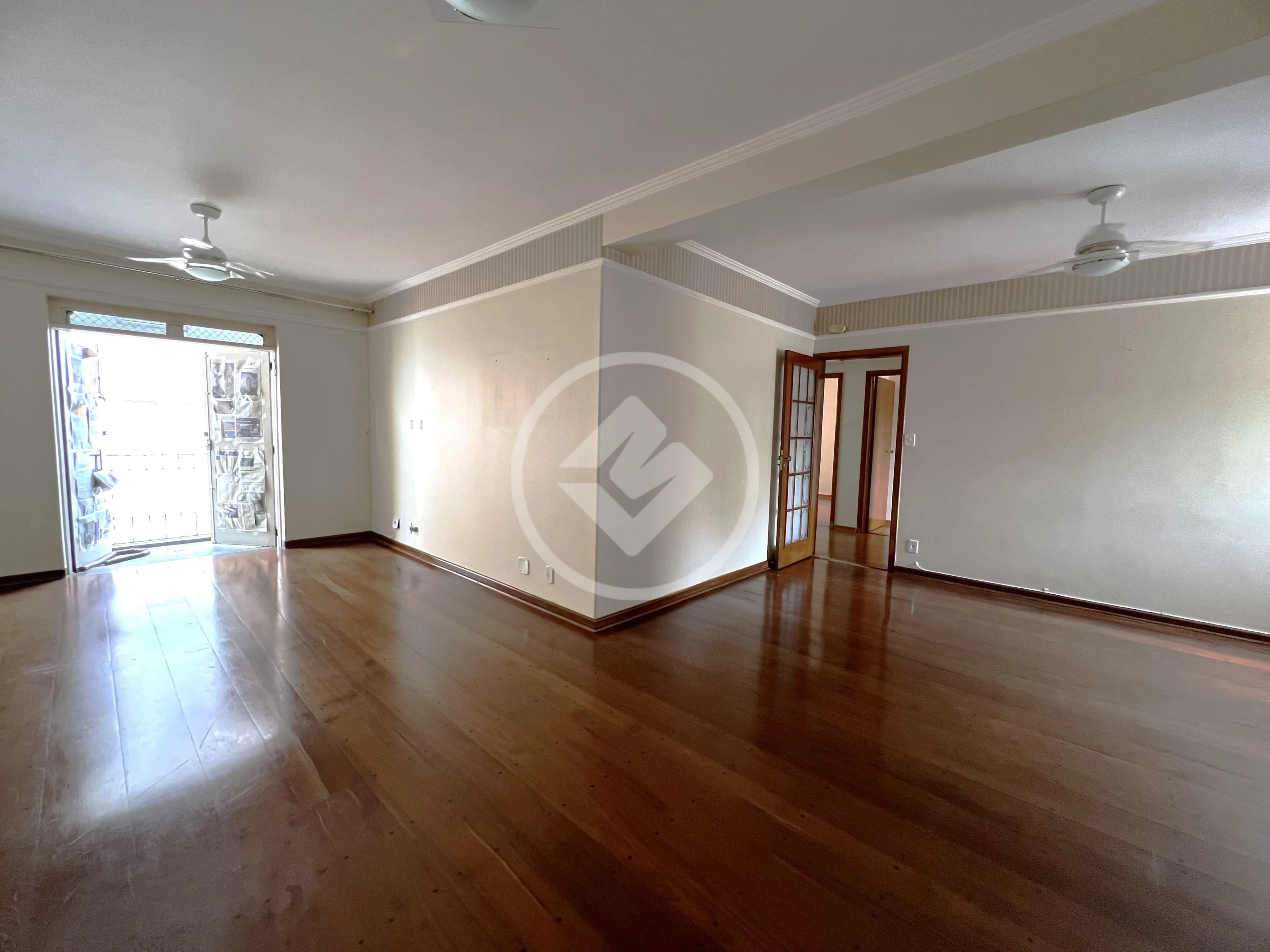 Apartamento espaçoso com 3 quartos, sala e cozinha amplos, lavanderia separada