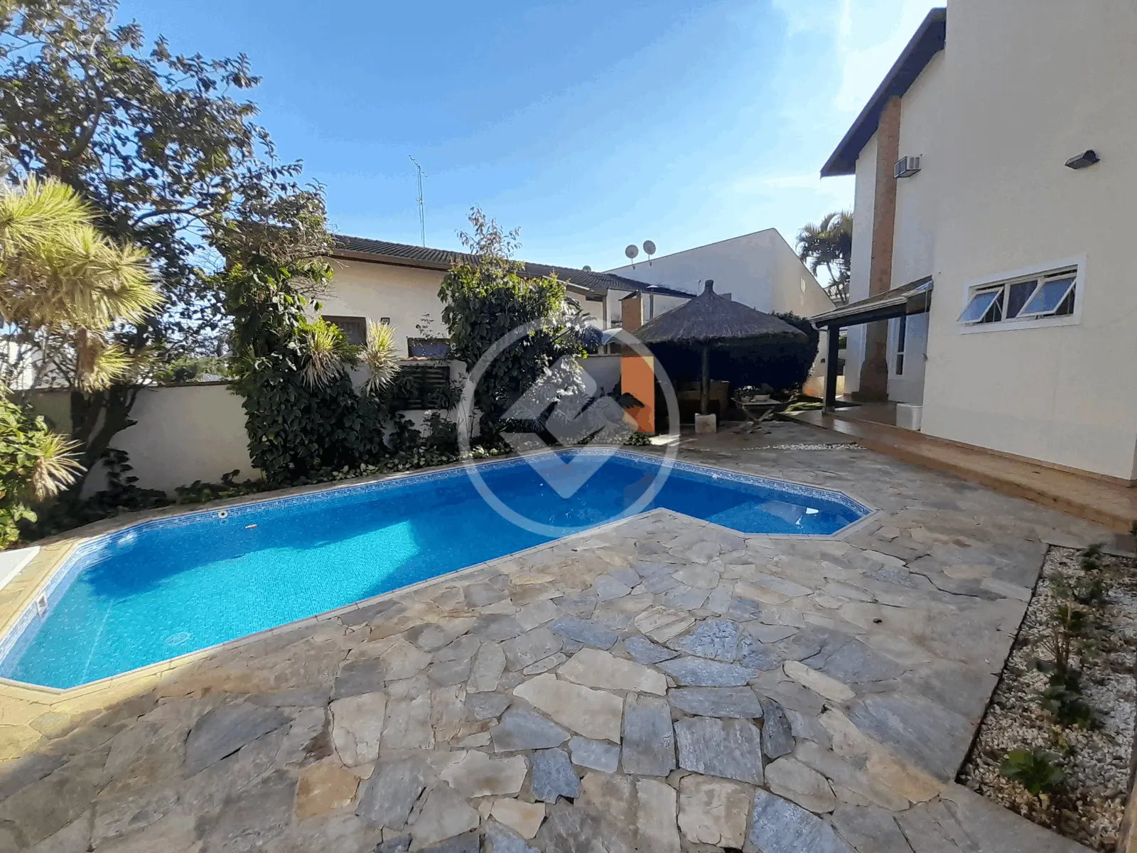 Casa com piscina em Condomínio