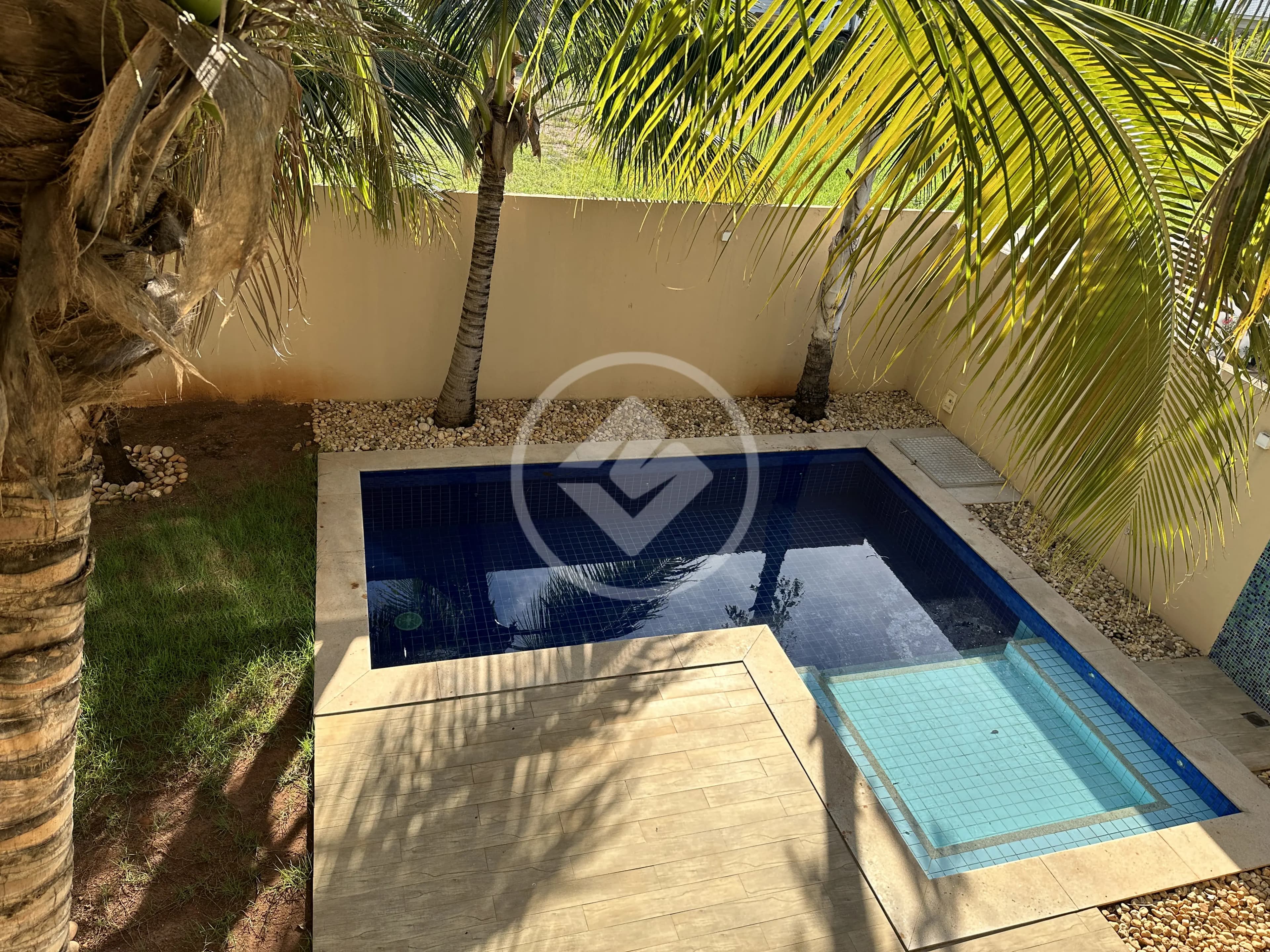 Sobrado com 3 suítes no piso superior, escritório reversível para suíte no térreo, banheiro social, ampla sala com pé direito alto, cozinha, área gourmet, piscina, banheiro na área de piscina, garagem coberta para 2 carros.