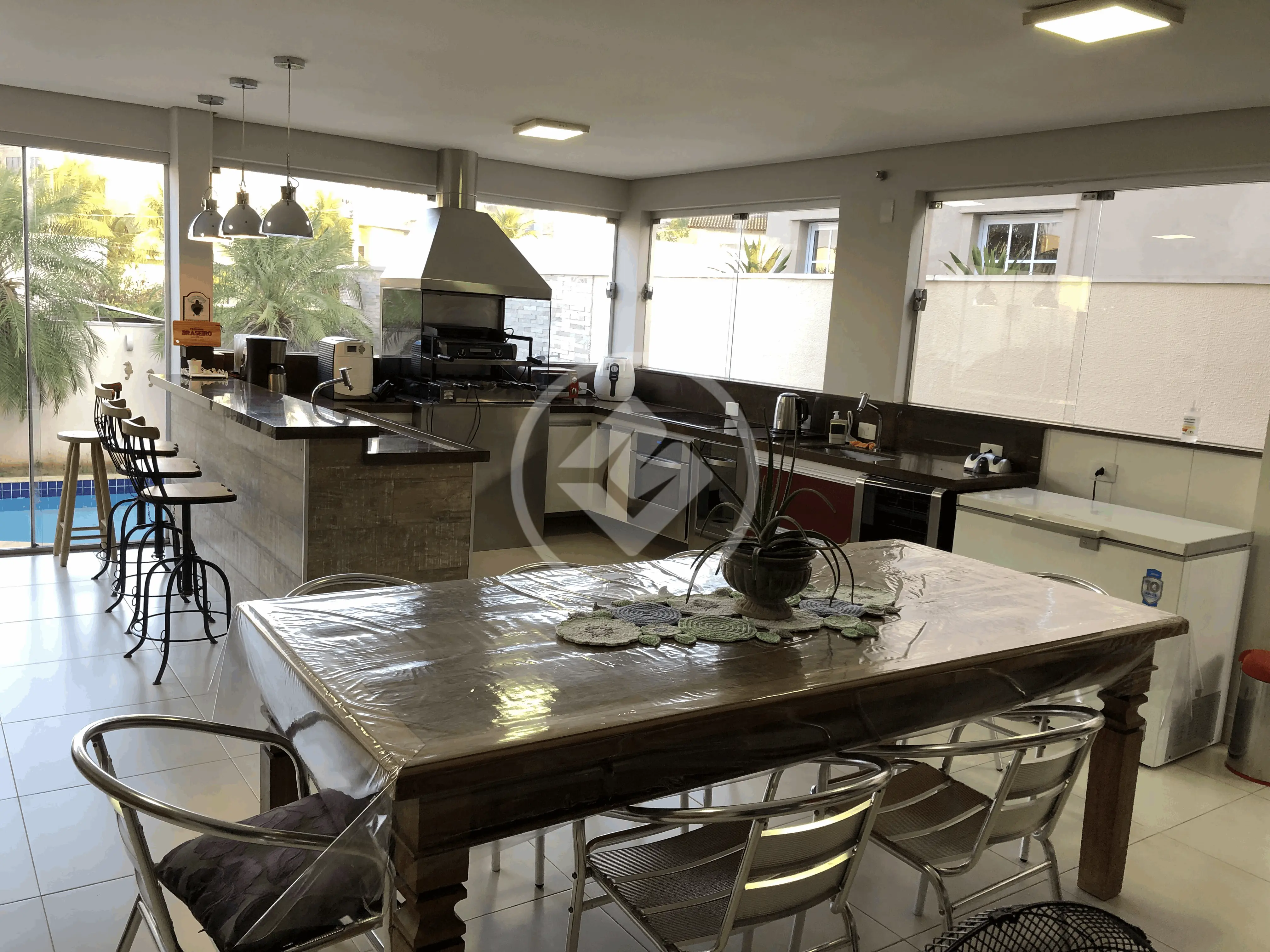 Sobrado com 3 suítes no piso superior, escritório, sala de estar, sala de TV, área gourmet com churrasqueira, cozinha, lavabo, bananeiro na área da piscina, piscina, 2 vagas de garagem cobertas.