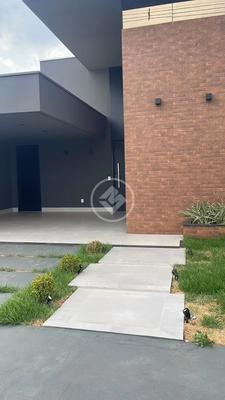 Casa em condomínio fechado localizado na avenida das Torres com três quartos sendo duas suítes. Cuiabá-Mt R$1.200.000,00