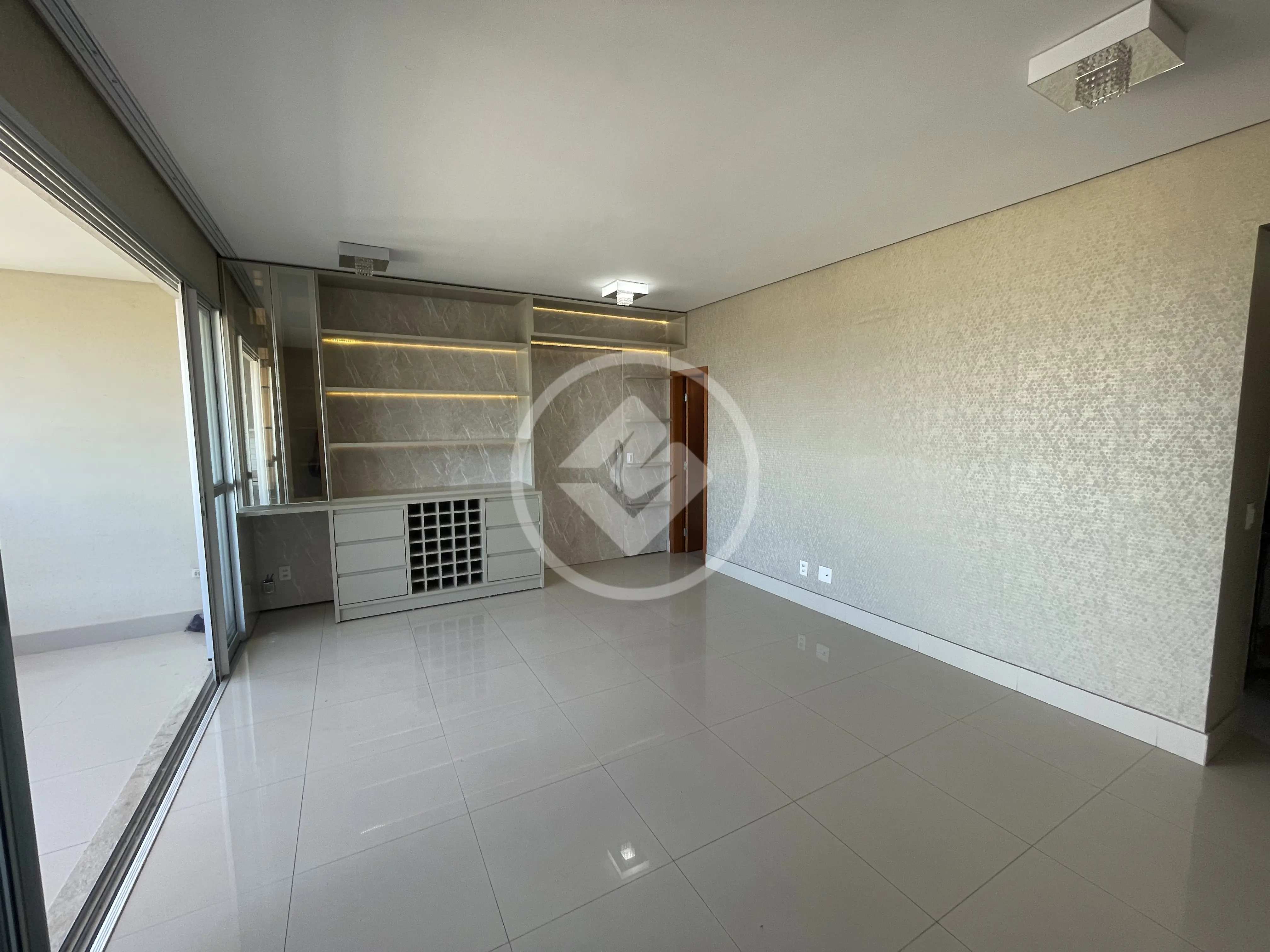 #Aluga-se espaçoso apartamento no Edifício Jardim D'América no Jardim Petrópolis, com 134,69 m2, 3 suítes, completo de móveis planejados de excelente qualidade, 03 garagens cobertas e área de lazer completa# Gostou desse imóvel? Agende visita. Valores sujeitos a alteração sem aviso prévio, consulte disponibilidade. MY Broker Cuiabá Creci 18422