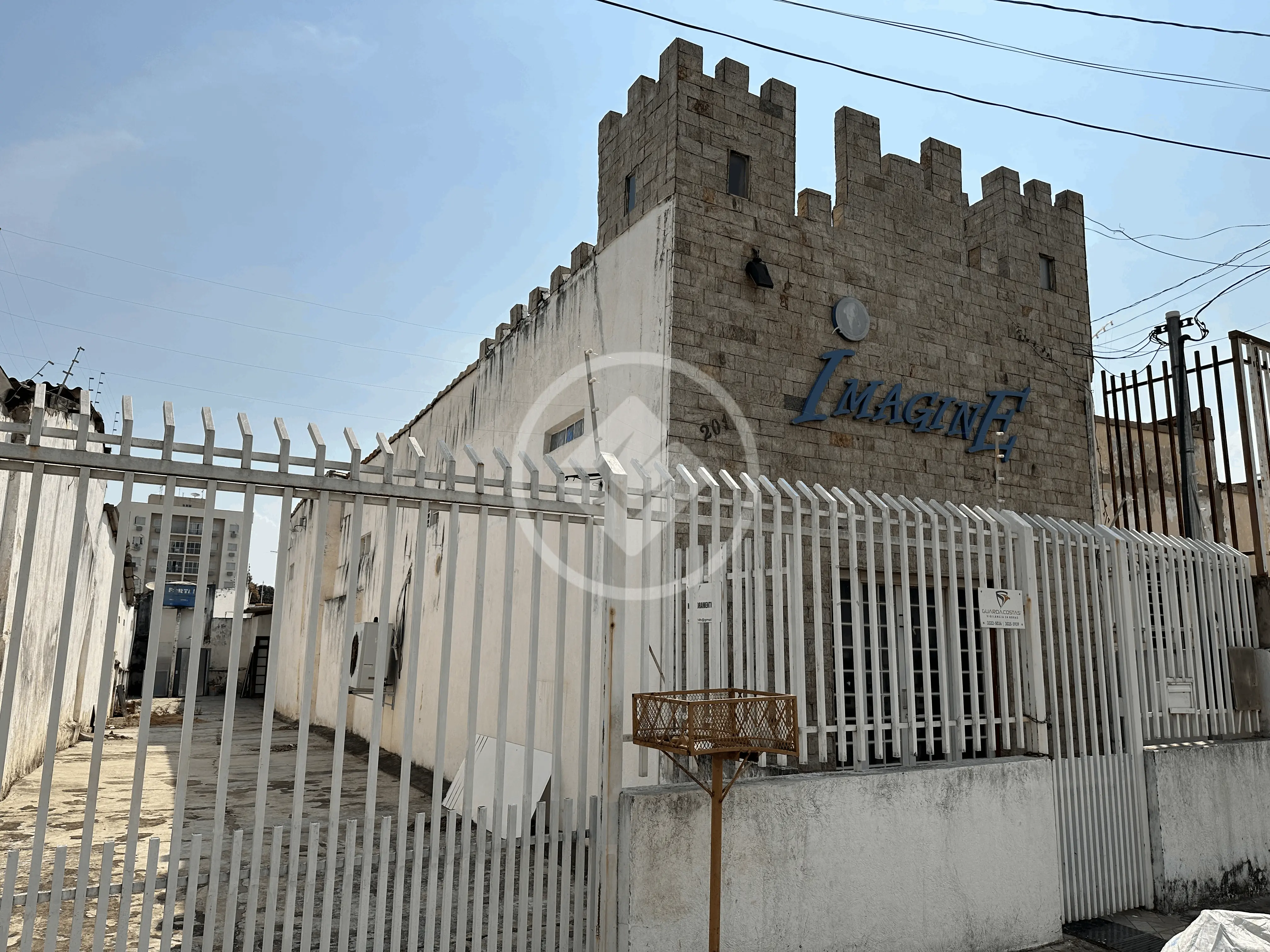 Galpão com excelente localização, no centro, com aproximadamente 370m2; banheiros, 2 vagas de garagem na lateral.