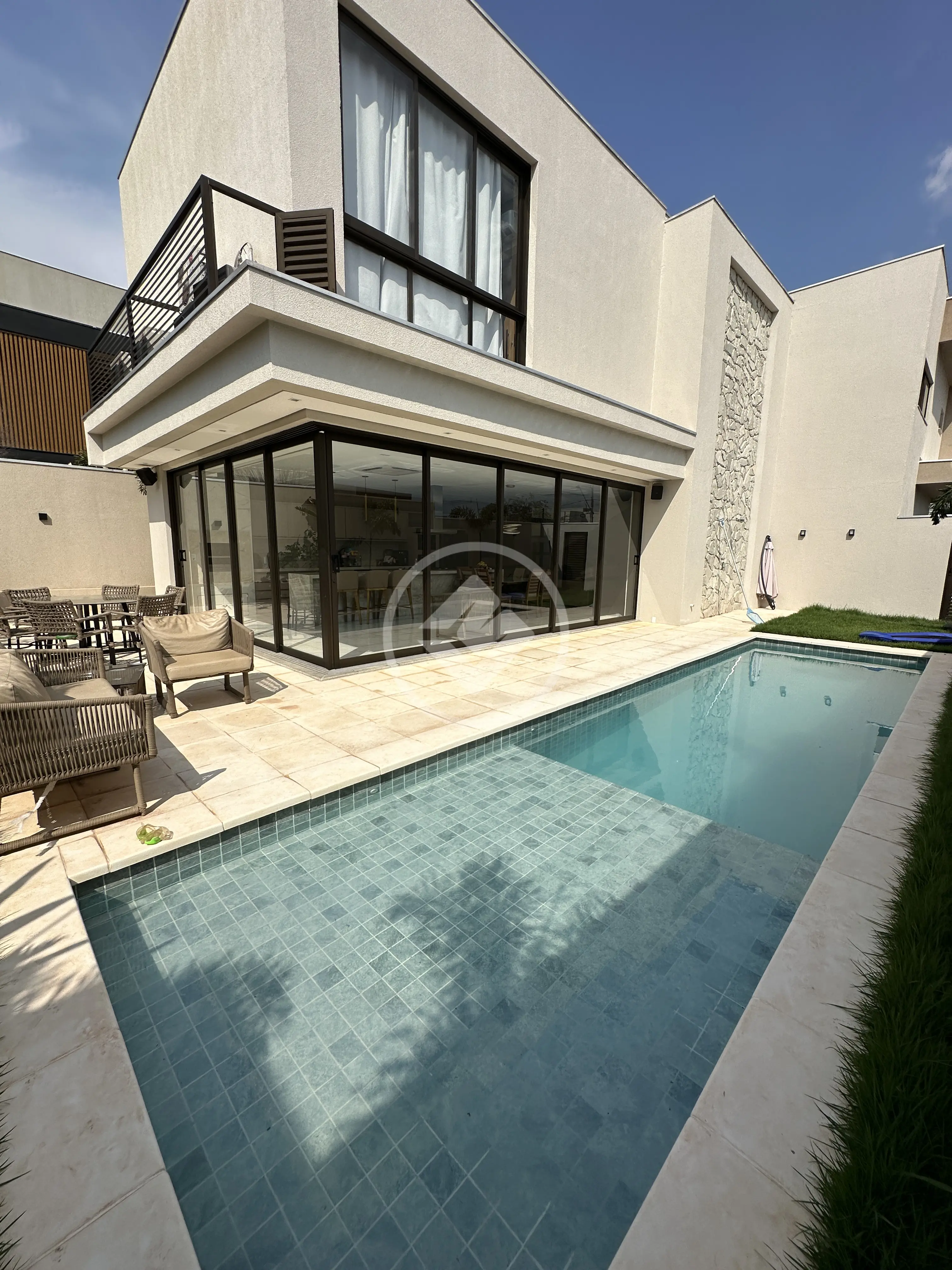 Lindo sobrado com 3 suítes piso superior, sendo 2 com closet, todos com Planejados. Terreno 466,76 M2, Área construída 304 M2. Ampla sala integral cozinha com Planejados. Piscina aquecida. Boiler. Cisterna de 12.000litros. Acabamento de alto luxo.Ampla lavanderia com Planejados. Depósito.Porteira fechada.