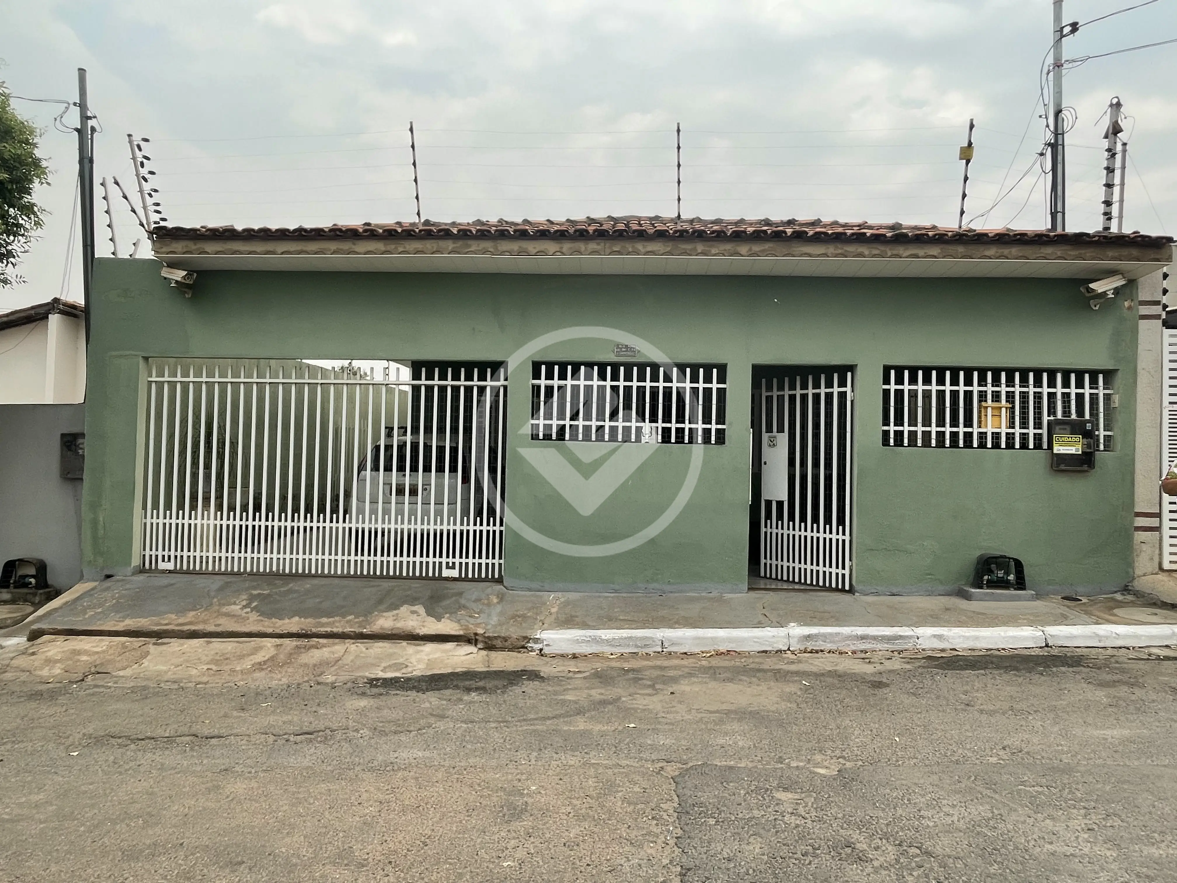 #Vende-se ampla casa no cobiçado bairro Jardim Imperial com 04 quartos, sendo 01 suíte , espaço Gourmet com churrasqueira , piscina , lavado e energia solar. # Gostou deste imóvel ? Agende visita. Valores sujeitos a altercação sem aviso prévio, consulte disponibilidade. My Br5oker Cuiabá Creci J14681