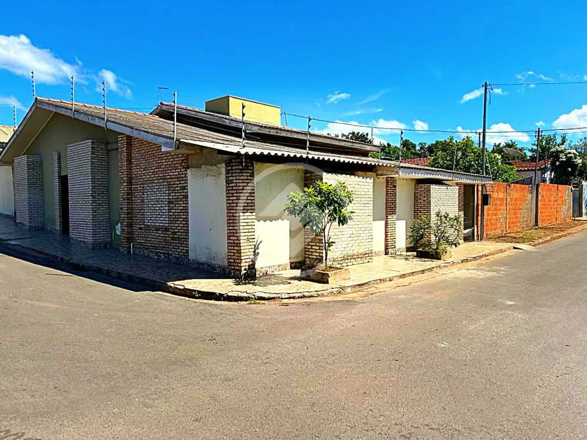 Casa no bairro Jardim dos Estados com 5 quartos, sendo 2 suítes, 2 amplas salas, ampla cozinha com Planejados, 4 banheiros, área dos fundos coberta, jardim de inverno, 2 vagas de garagem, ar condicionado, semi mobiliada.