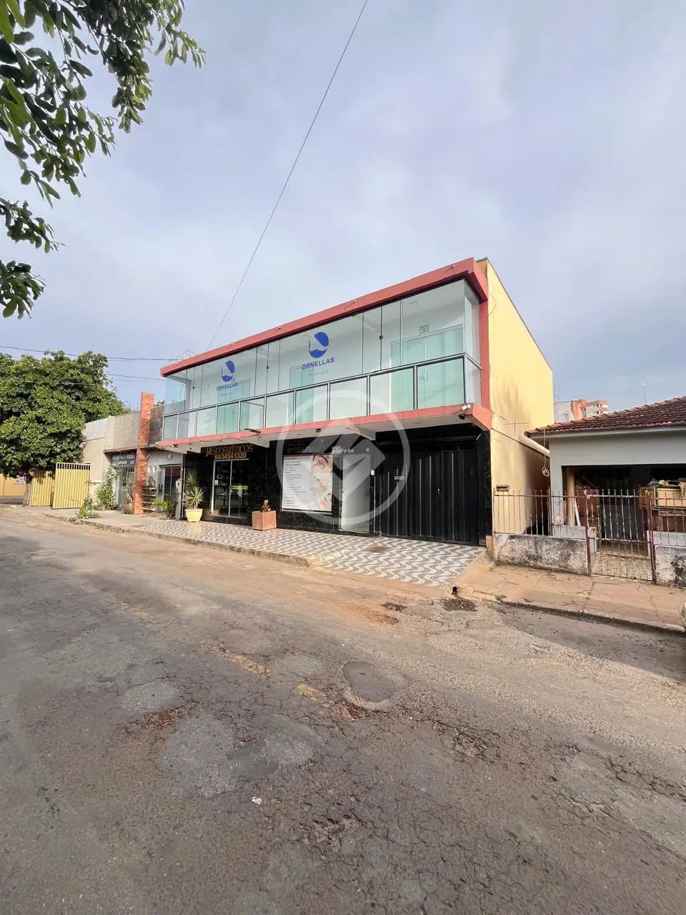 SOBRADO COM SALA COMERCIAL