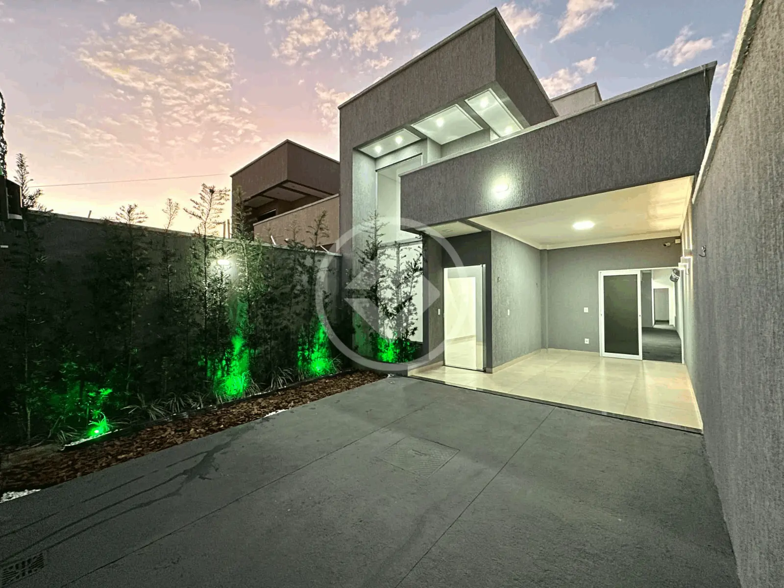 CASA COM 3 Q (1 SUÍTE) COM SISTEMA DE AUTOMAÇÃO/SEGURANÇA DIRETO NO CELULAR NO RESIDENCIAL CANADÁ