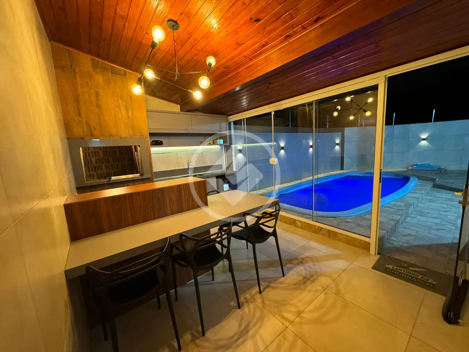 CASA COM PISCINA À VENDA EM FORQUILHAS- 2 DORM