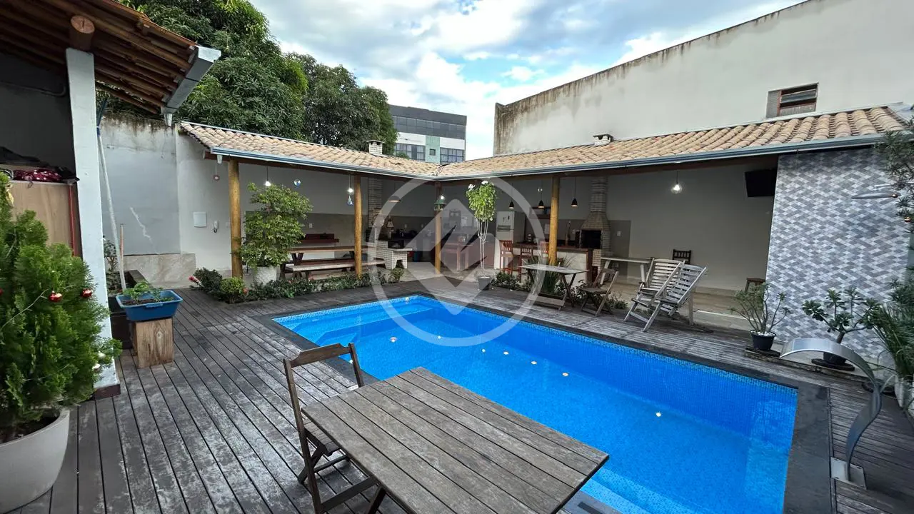Casa de 360m2 no Bairro Cidade Nobre