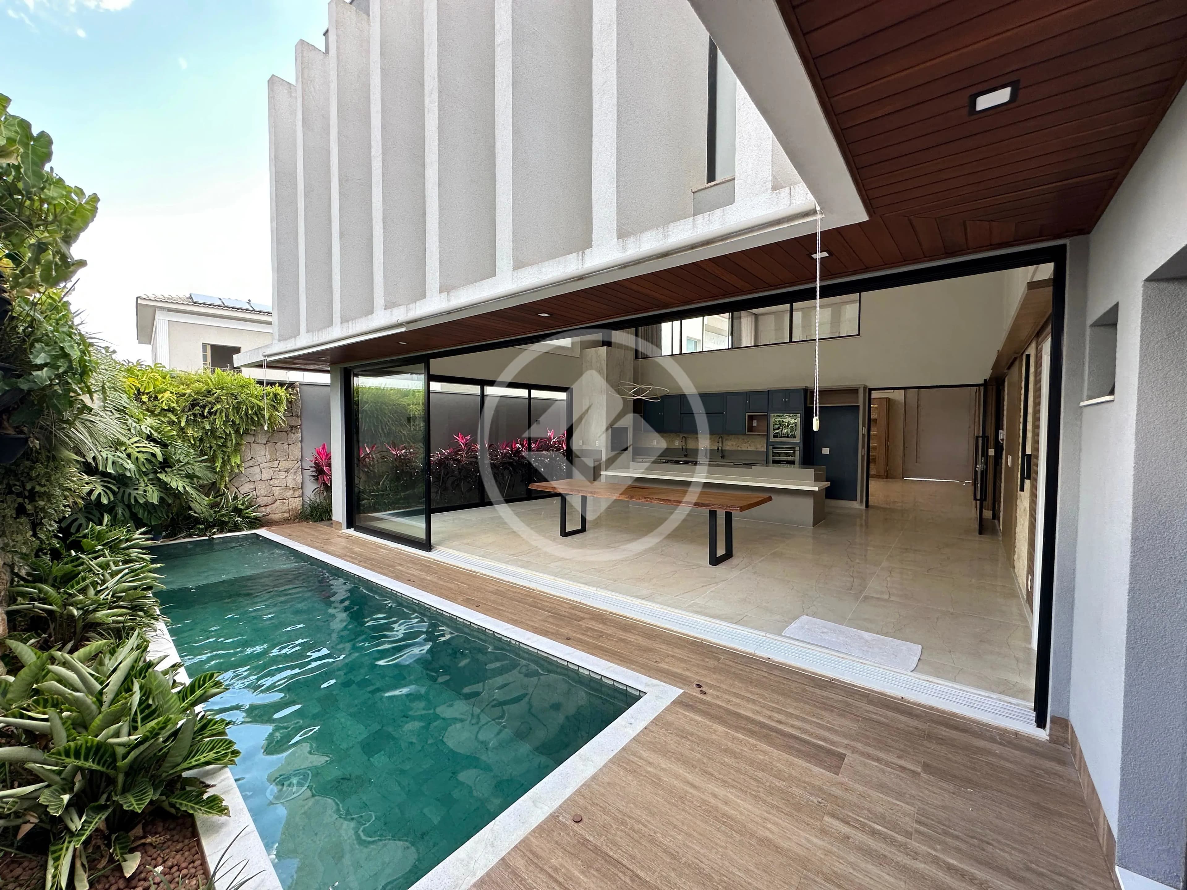 Sobrado à venda com 4 quartos, sendo 4 suítes – 300,48 m²- Nova Uberlândia - Uberlândia/MG