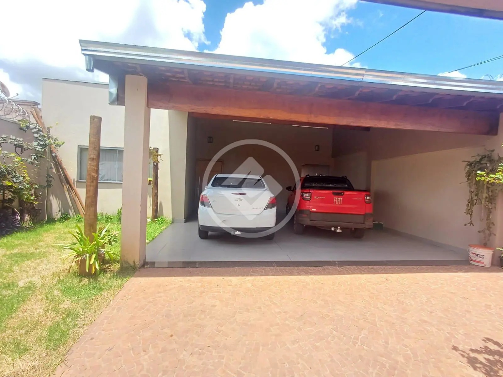 Casa 180m² 3 quartos, sendo 1 suíte. 2 vagas cobertas de garagem.