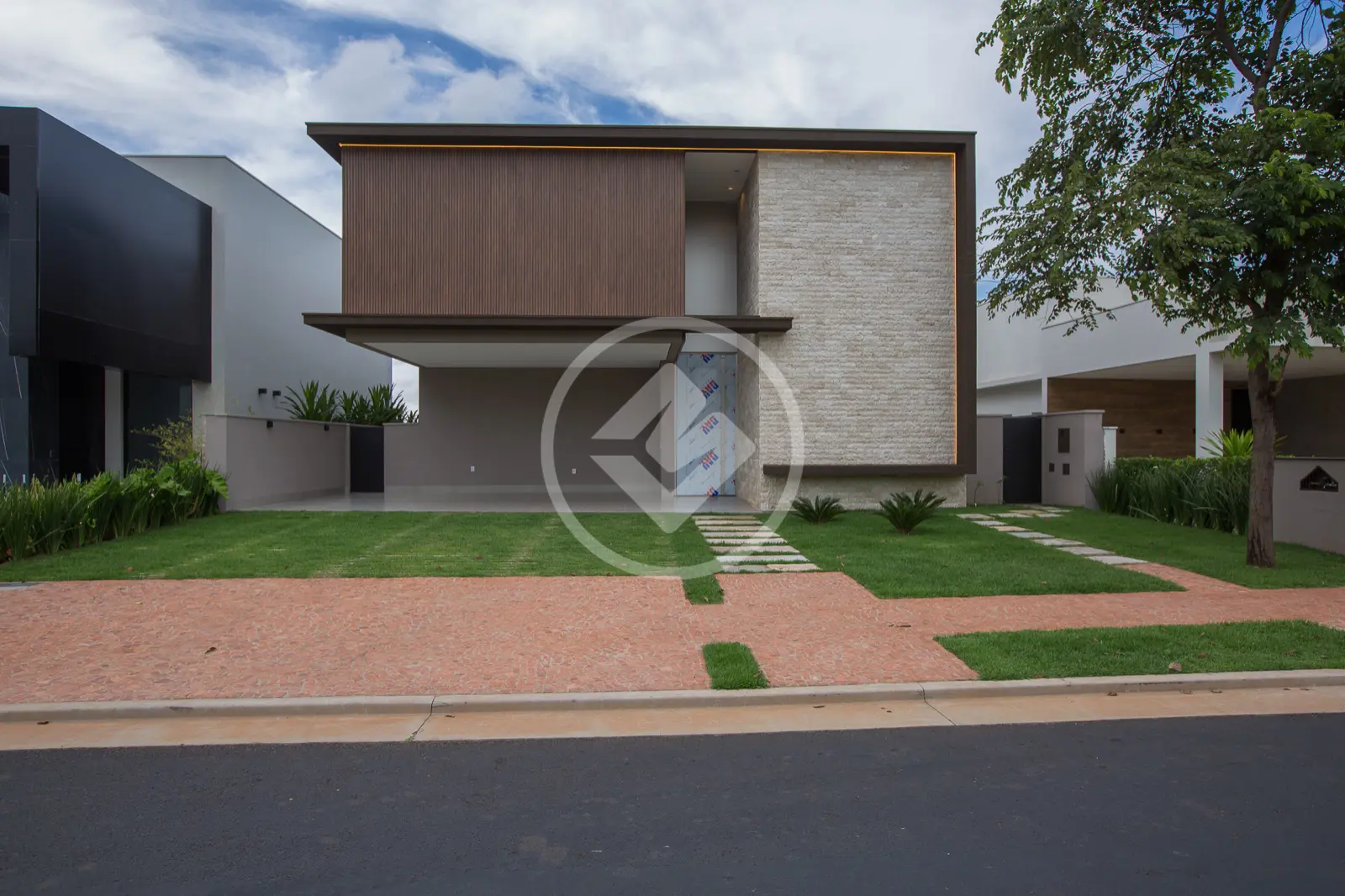 Casa em condomínio à venda com 4 quartos, sendo 3 suítes - 233m² - Granja Marileusa - Uberlândia/MG