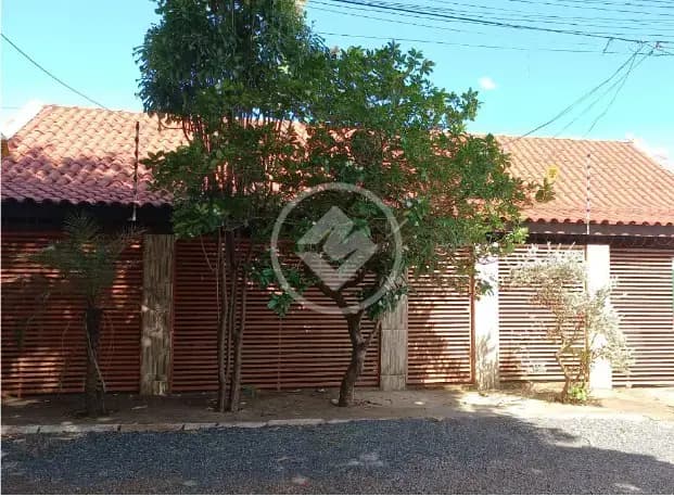 Casa no bairro Morada do ouro I, com 3 quartos sendo 3 suítes cozinha externa, quartos extra externos, garagens para 4 carros, faz fundo com outra rua de esquina Ótima localização