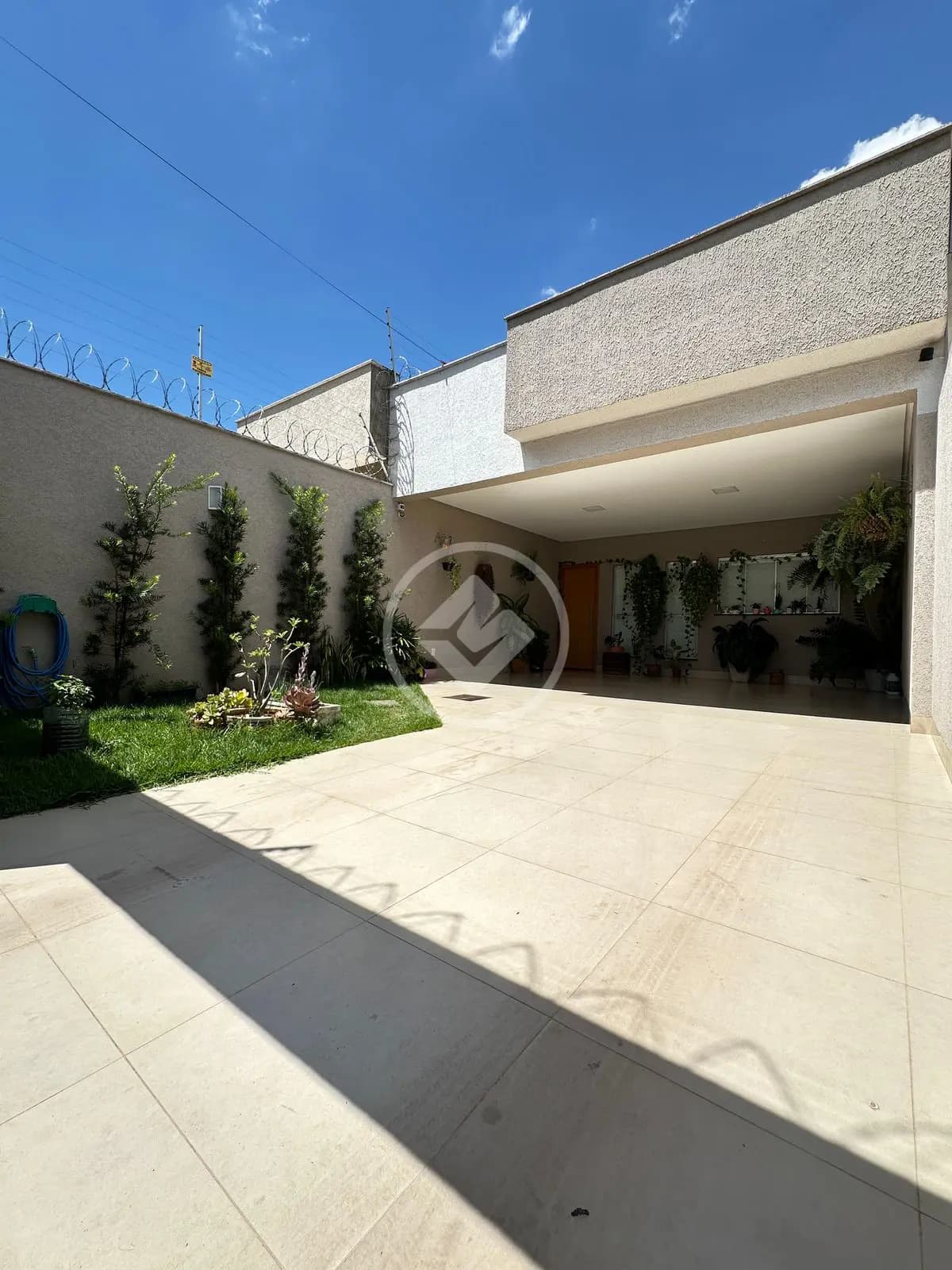 Casa com 3 quartos sendo 1 suíte no Setor Moinho dos Ventos.