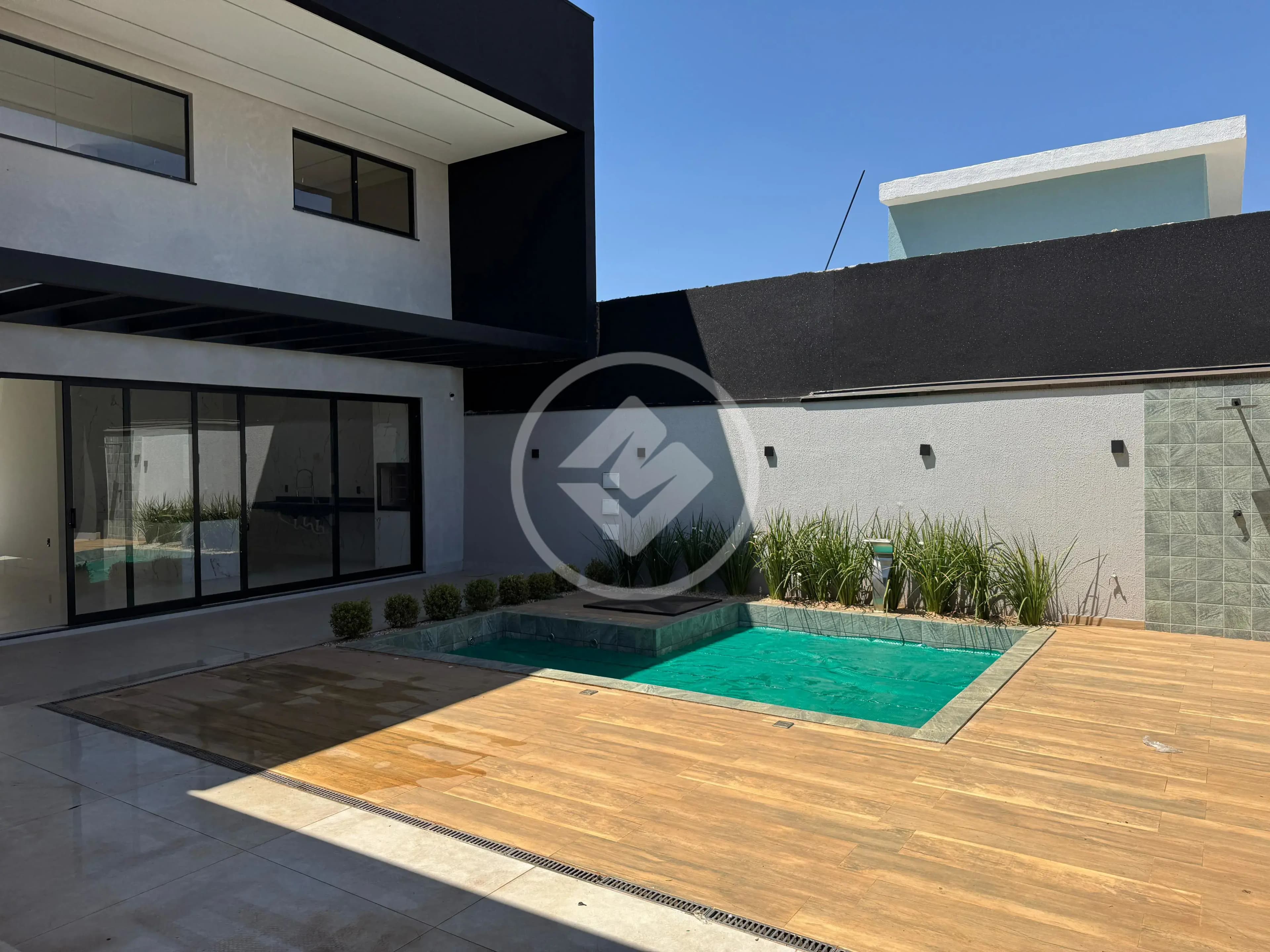 3 suítes 1 quarto 1 banheiro social Mezanino Piscina Aquecida Garagem coberta para 3 carros Sala com pé direito duplo Casa toda com automação nas lâmpadas, piscina e portões