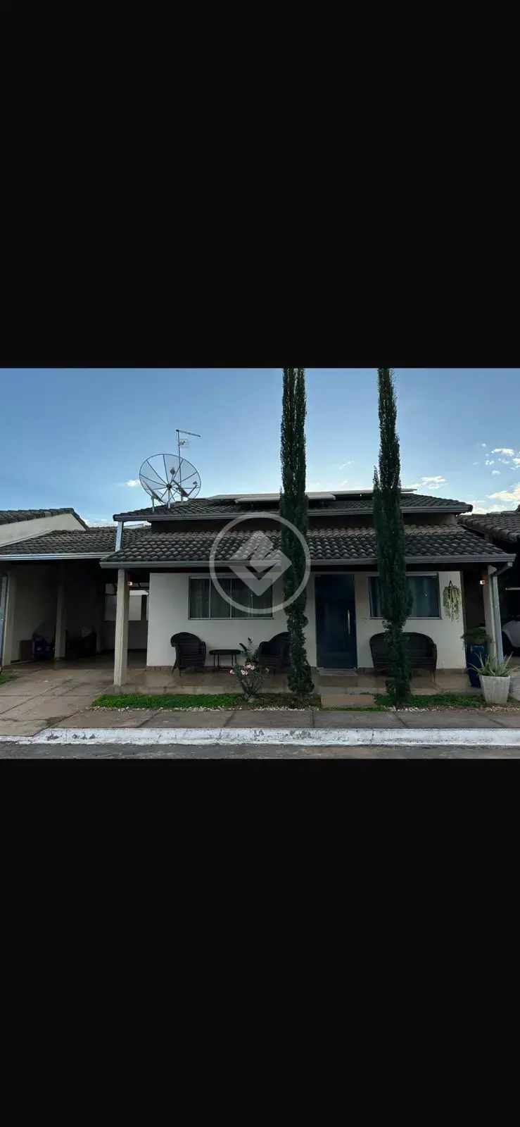 Características do imóvel: 2 quartos 1 banheiro social Sala de estar Cozinha espaçosa Área ampla para convivência Varanda Mini poço Garagem 💡 Conta com energia fotovoltaica, garantindo economia de energia.