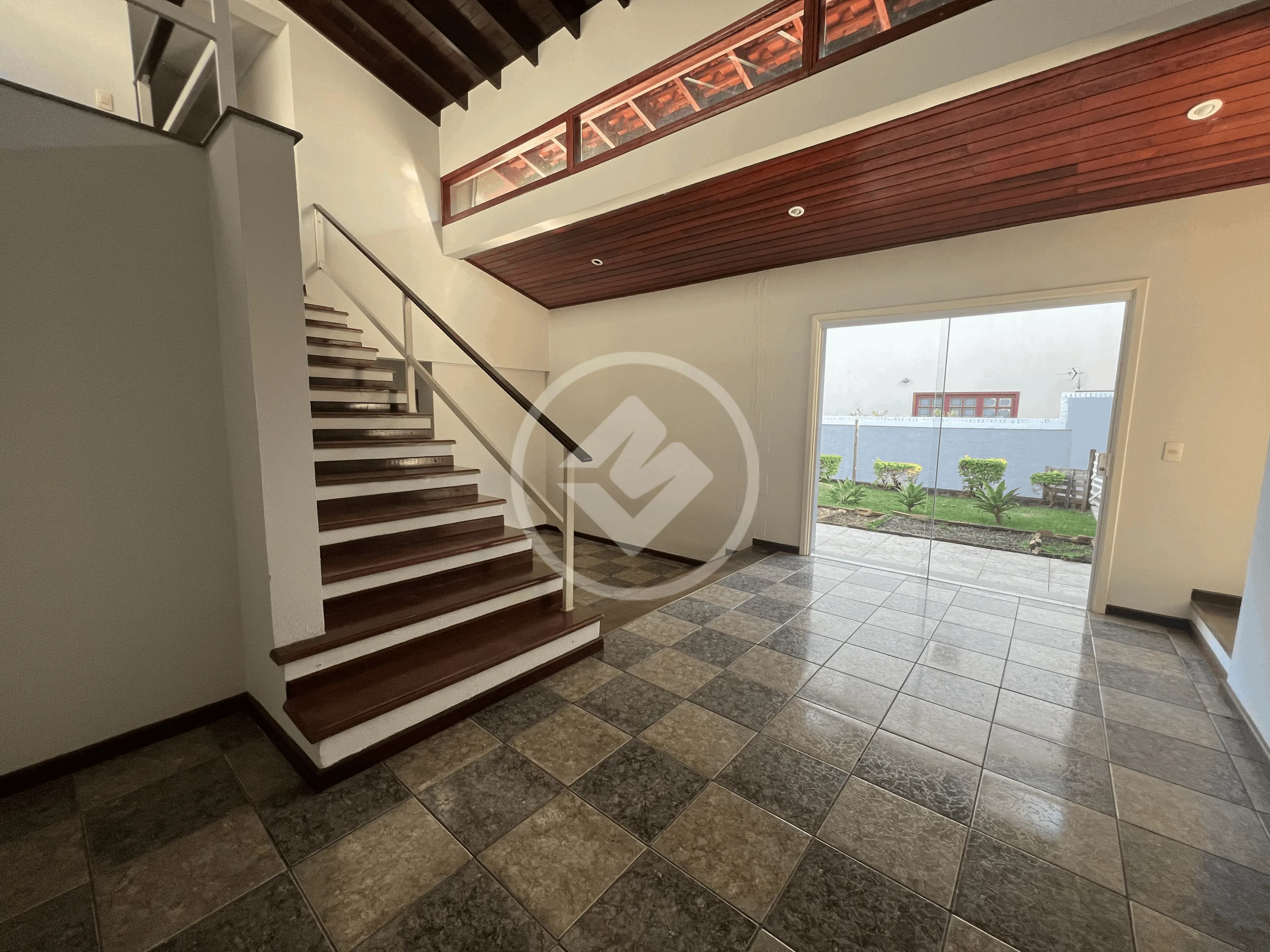 Casa em condomínio com quintal grande