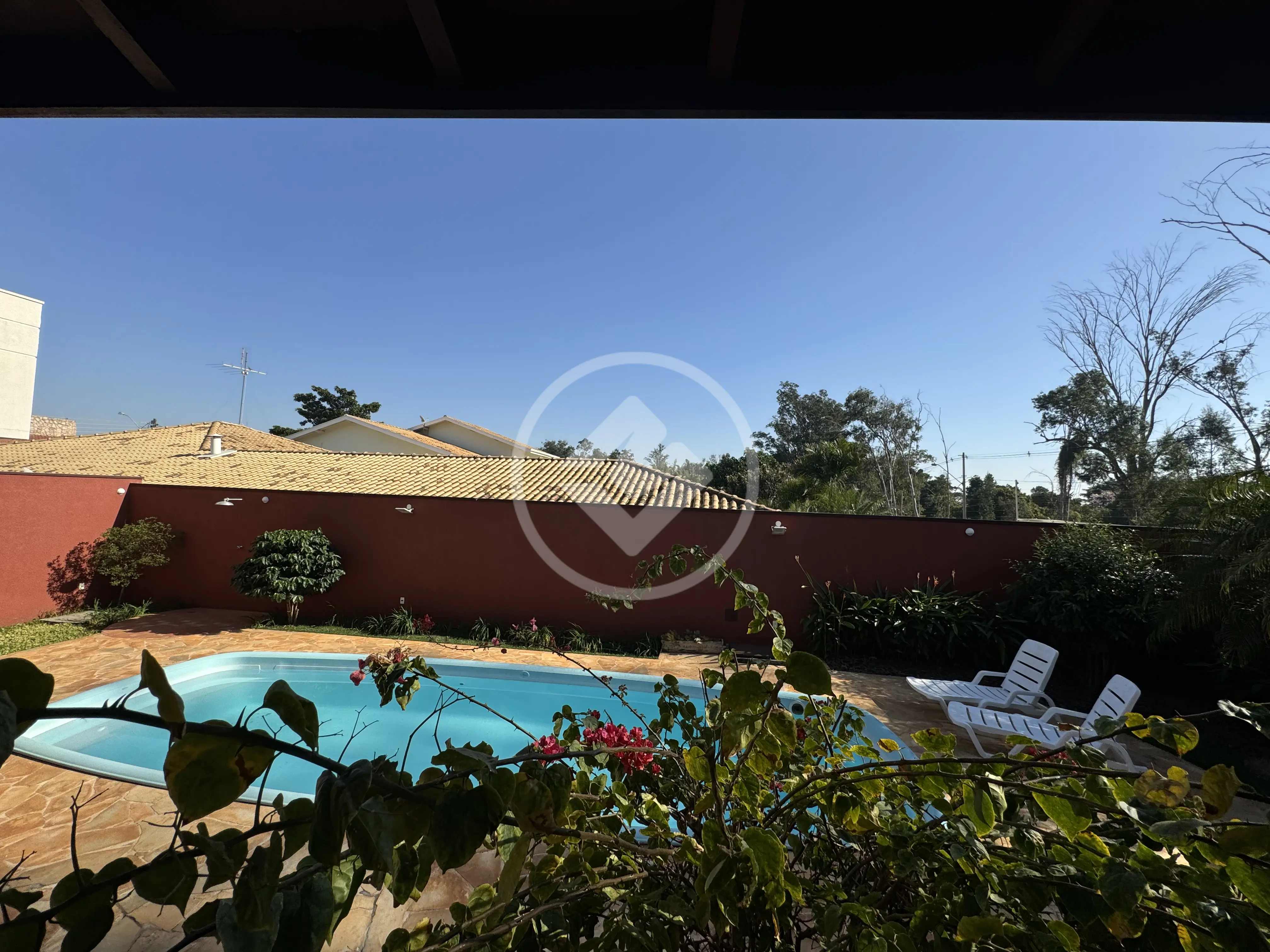 Casa Condomínio com Piscina, gourmet lindo e quintal verde