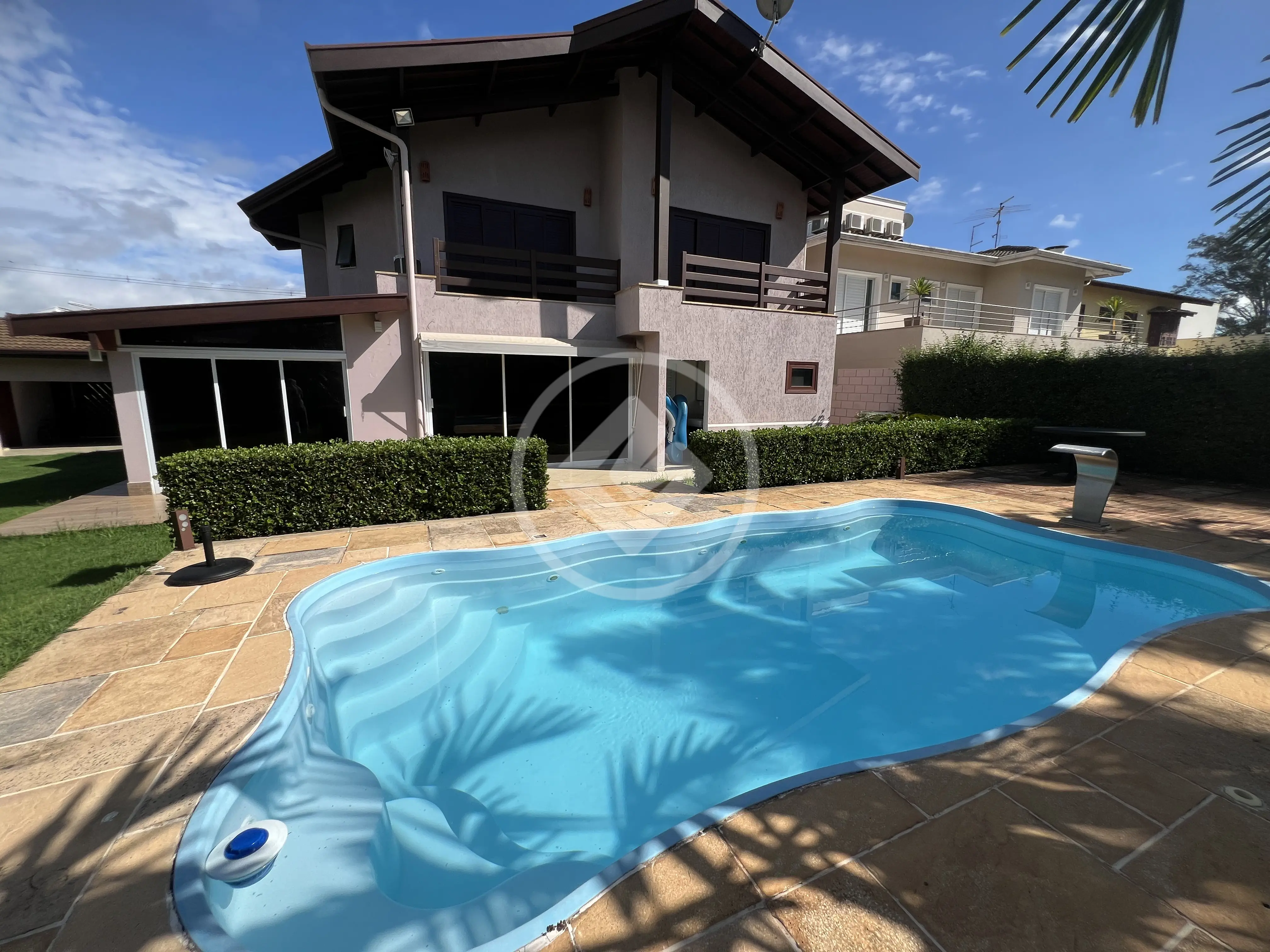 Casa com piscina e quintal verde em Condomínio