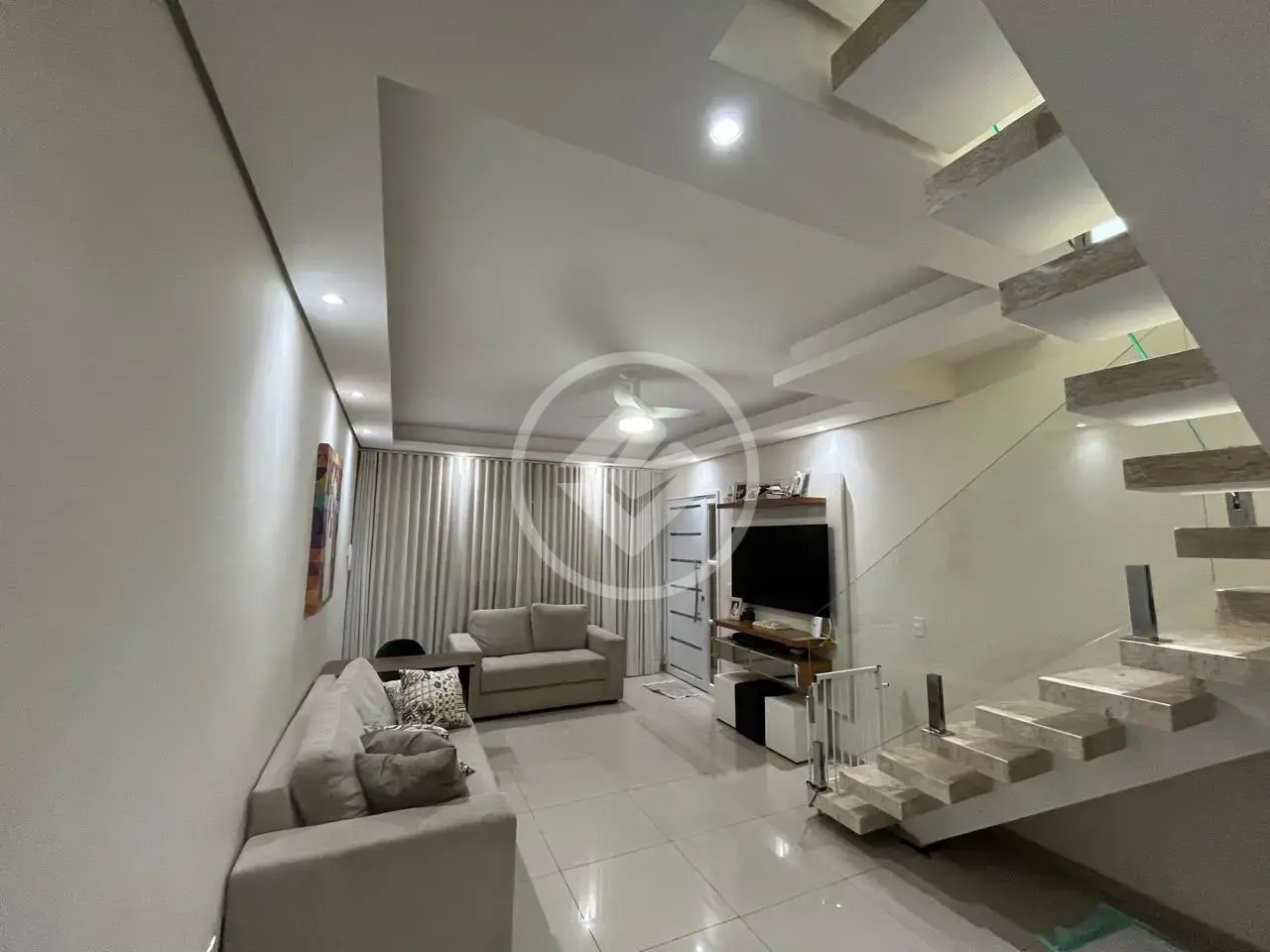Casa sobrado confortável de 125 m2 de área total e 120 m2 de área construída, com 3 dormitórios sendo 1 suítes, com área gourmet, no Jardim Amanda II em Hortolândia.