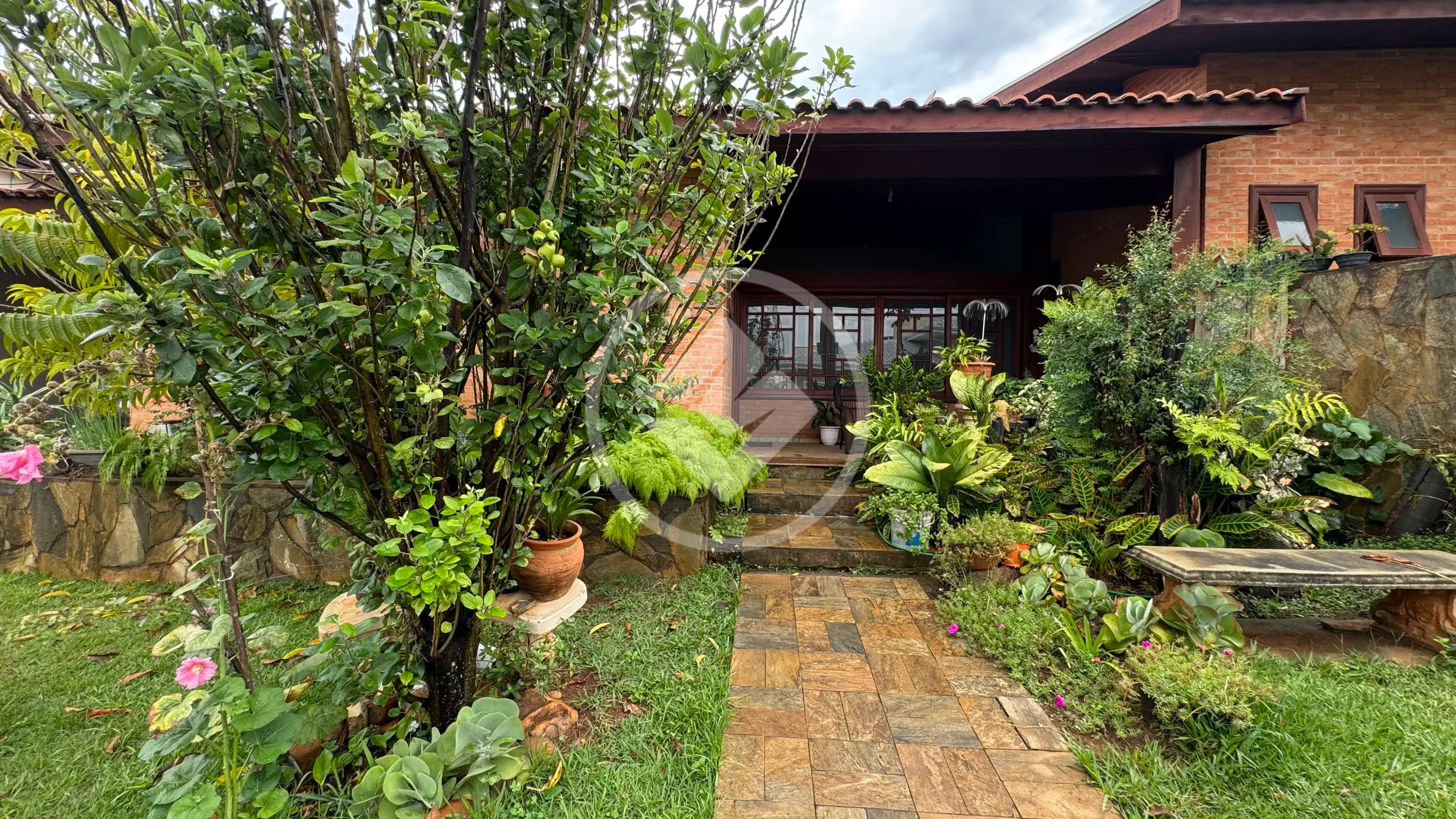 Casa térrea de 512 m2 de área total e 300 m2 de área construída, com 4 suítes, em Barão de Geraldo em Campinas.