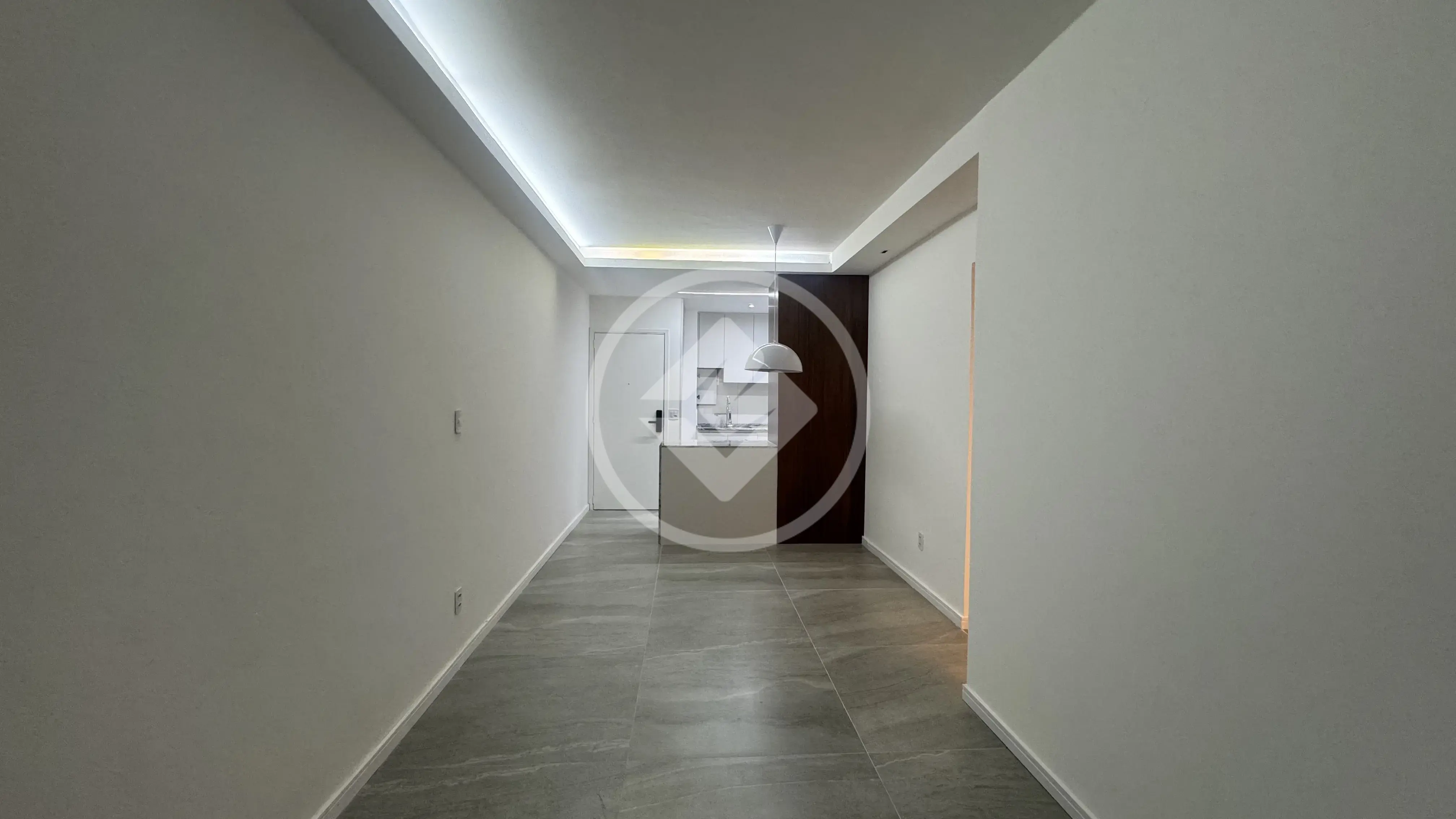 Apartamento reformado de 61 m2, com 2 dormitórios sendo 1 suíte, no Condomínio Carla Cristina, no Cambuí em Campinas.