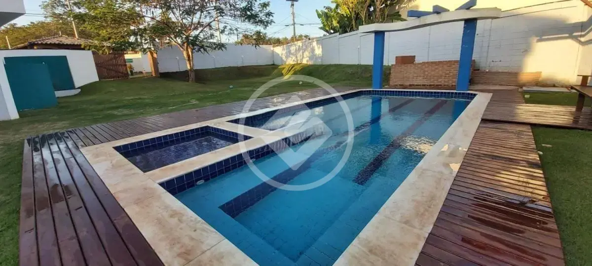 Casa sobrado de 1107 m2 de área total e 545 m2 de área construída, com 4 suítes, piscina, no Condomínio Residencial Barão do Café, em Barão de Geraldo em Campinas.