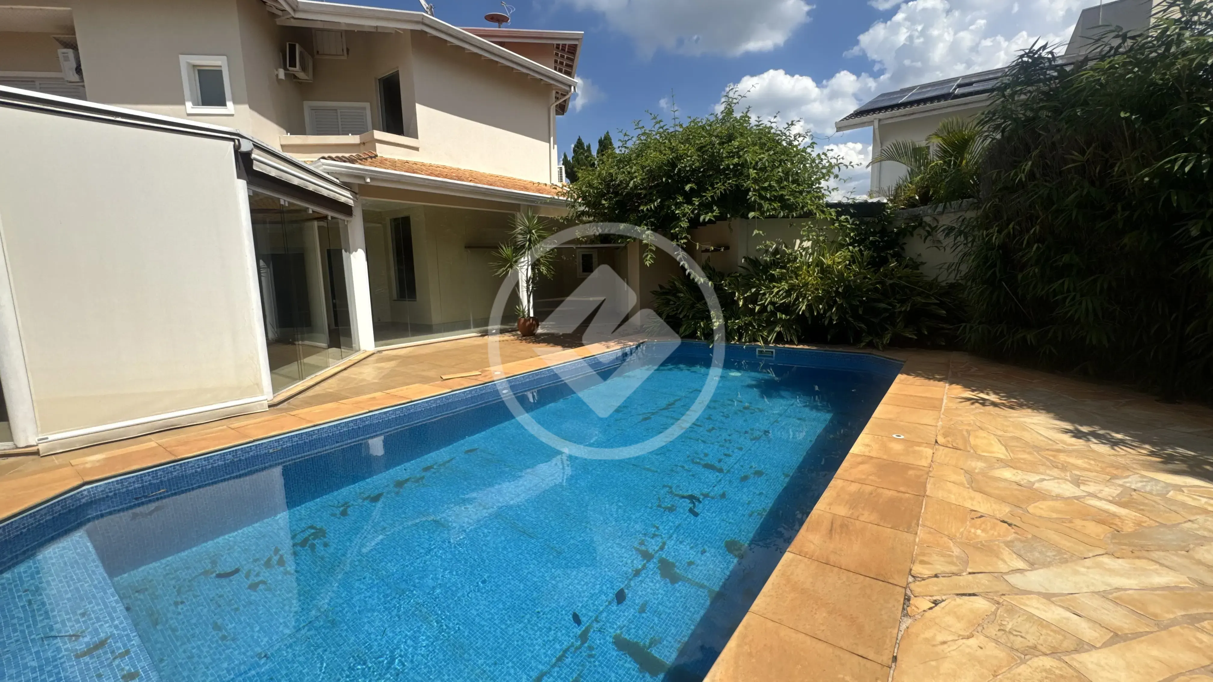 Casa com 800 m2 de área total e 356 m2 de área construída, no Condomínio Residencial Estância Paraíso, com 3 suítes, sala para home TV e gourmet com piscina maravilhosa e com documentação para financiar