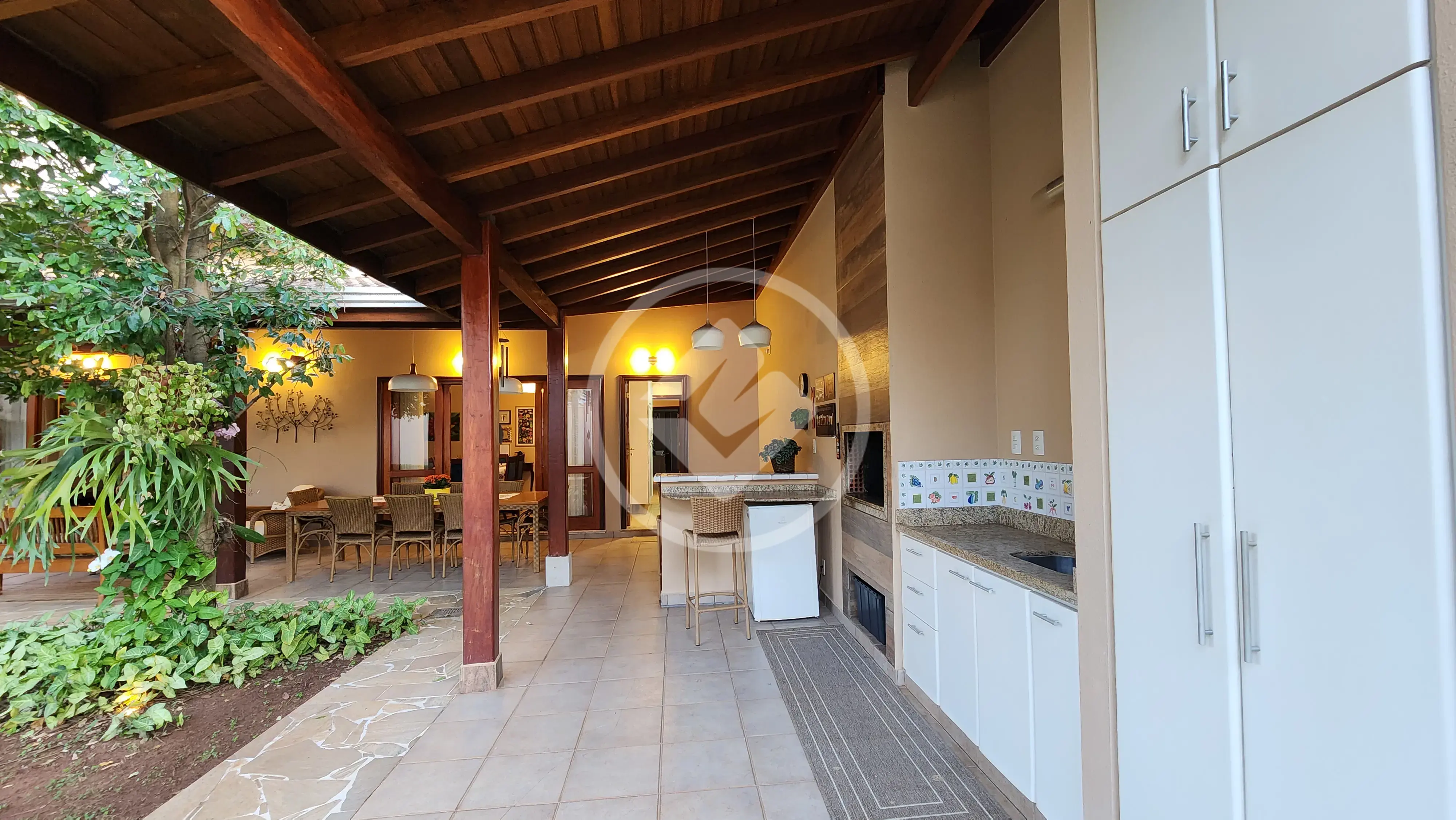 Casa em condomínio, com 4 dormitórios sendo 2 suítes, área gourmet e quintal gramado,