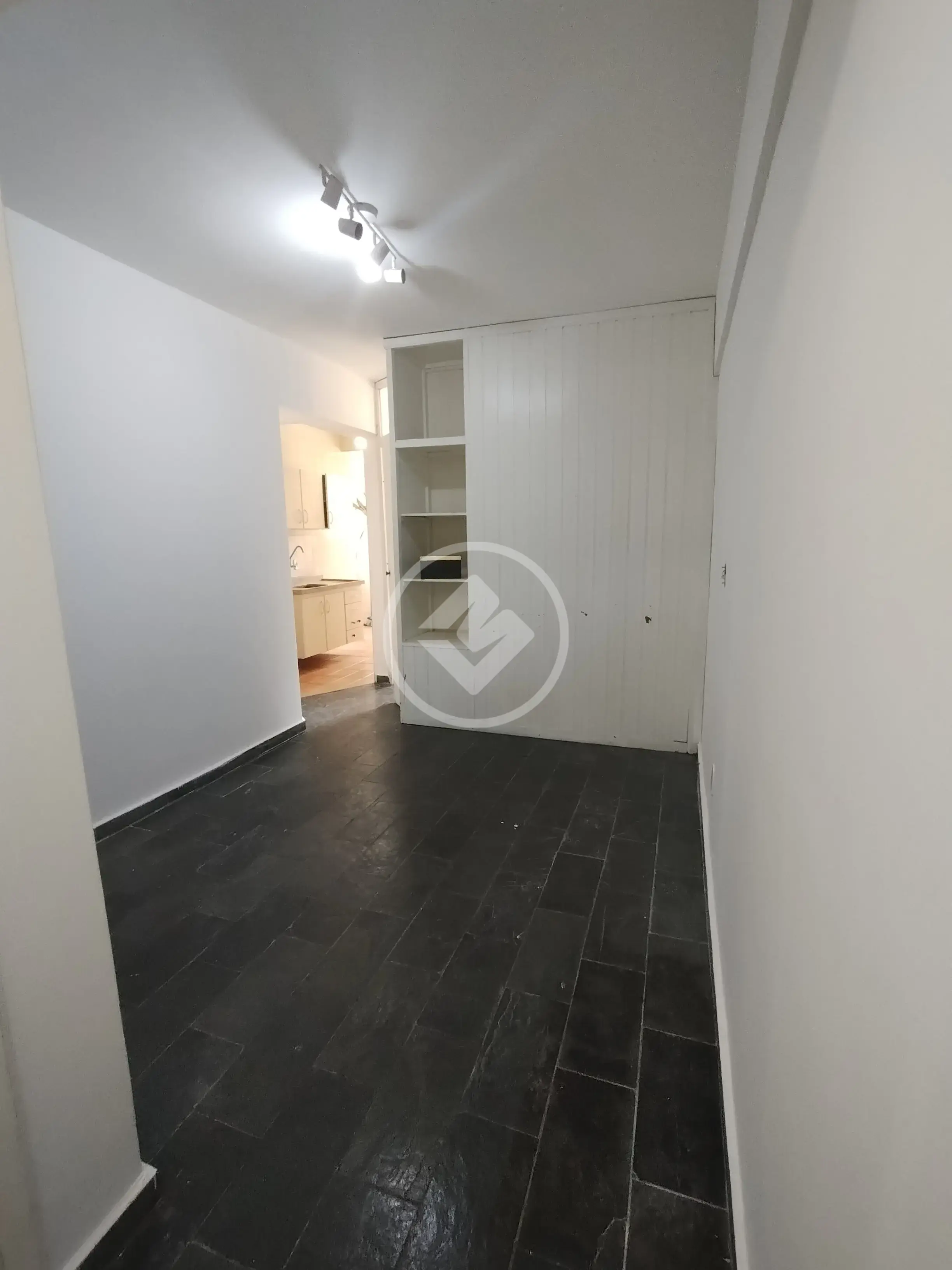 Apartamento kitnet de 39 m2, com 1 dormitório, com varanda, com elevadores e sem vaga de garagem, no Condomínio Edifício Fragata, no Centro em Campinas.