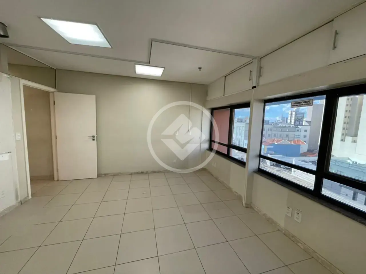 Sala Comercial de 50 m2, com portaria 24h, 1 vaga de garagem no subsolo, no Edifício Torre São Paulo, na Centro em Campinas.
