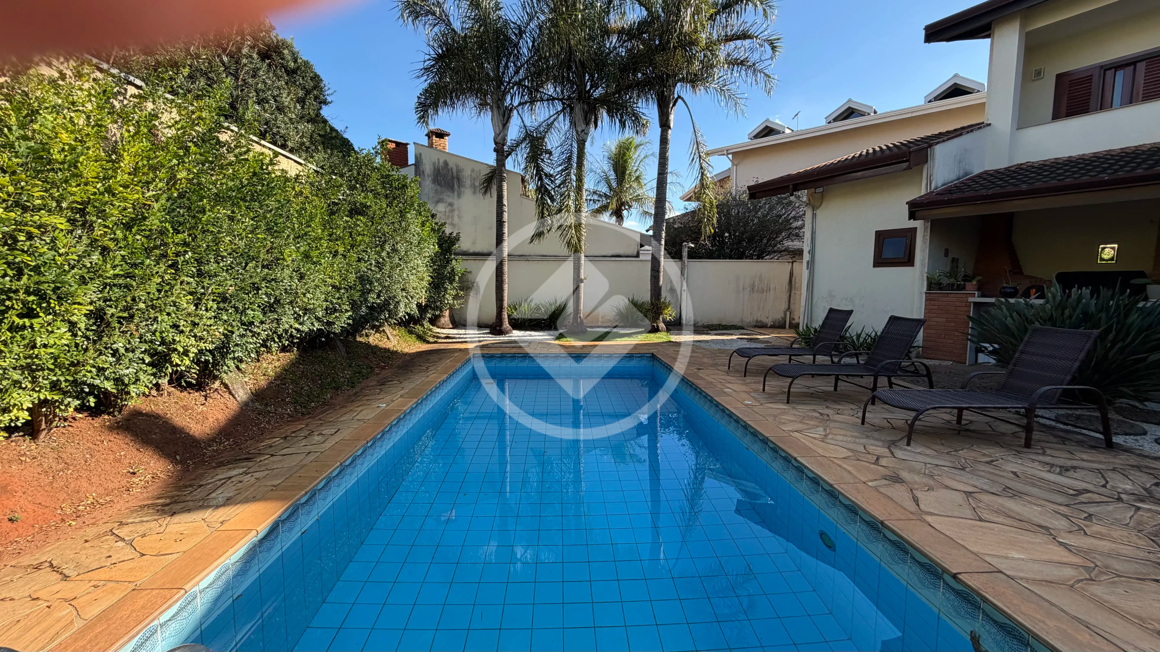 Casa sobrado em condomínio, com 3 dormitórios, escritório, sala de TV, área gourmet e piscina.
