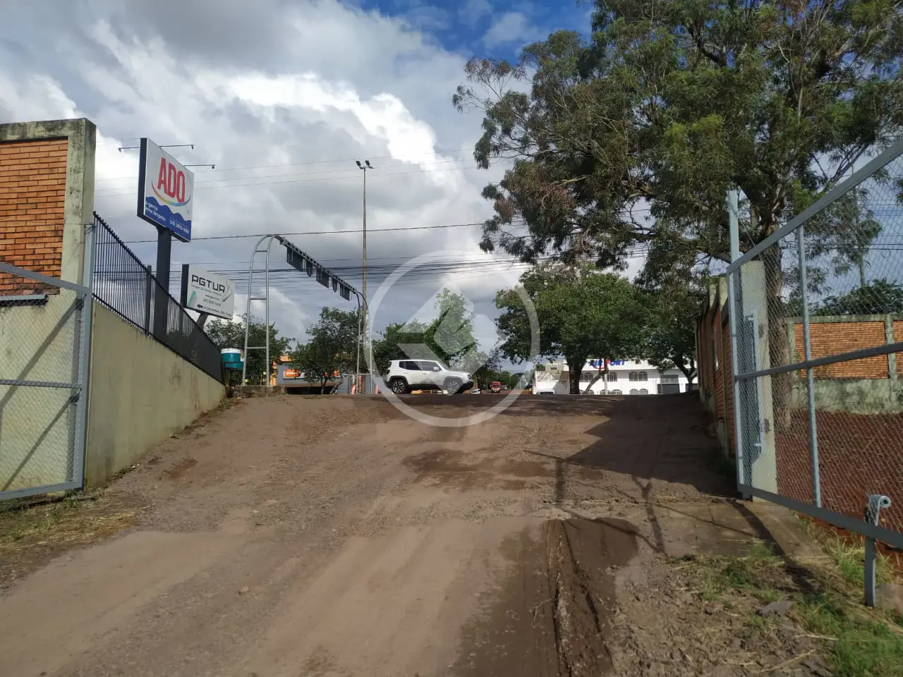 TERRENO AV TANCREDO NEVES