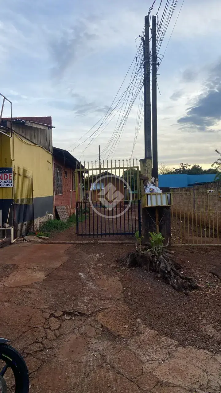 Terreno grande com sala comercial na frente e casas de alugueis