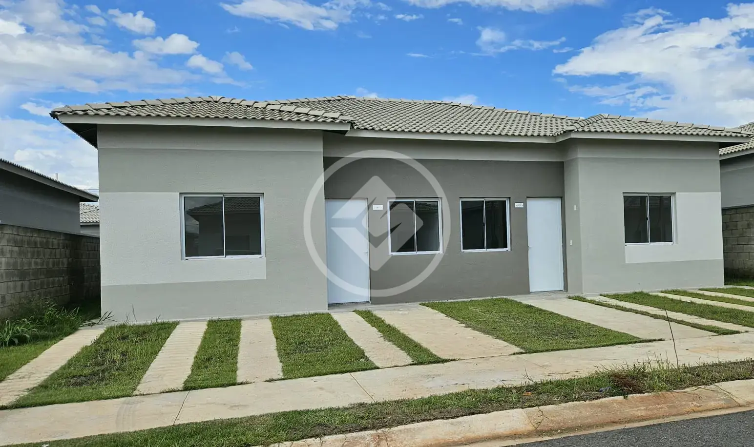 #Vende-se casa no condomínio fechado Origem do Sol Várzea Grande , com 03 quartos sendo 01 suíte, móveis planejados , garagem coberta para 02 veículos e área de lazer completa #Gostou desse imóvel? Agende visita. Valores sujeitos a alteração sem aviso prévio, consulte disponibilidade. My broker Cuiabá , Creci J 14681