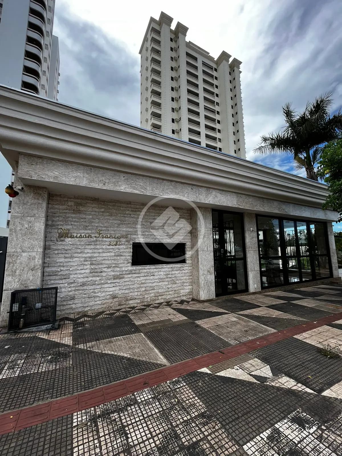Apartamento no edifício Maison France 5 suítes em frente shopping pantanal.