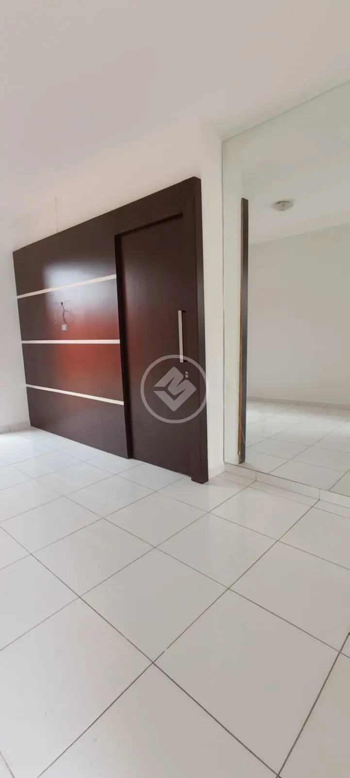 Casa em condomínio fechado com 3 quartos, sendo 2 suítes, banheiro social, sala de estar e jantar, cozinha com Planejados, lavanderia, garagem para 2 vagas.