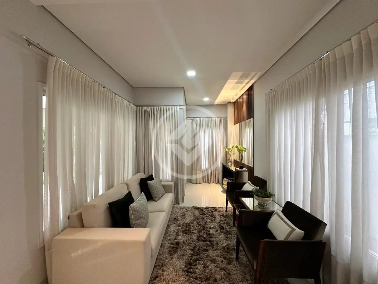Sobrado à venda com 4 dormitorios sendo 3 suites uma com closet no condominio Alphaville 2, Jardim Italia Cuiabá MT R$.2.500.000,00