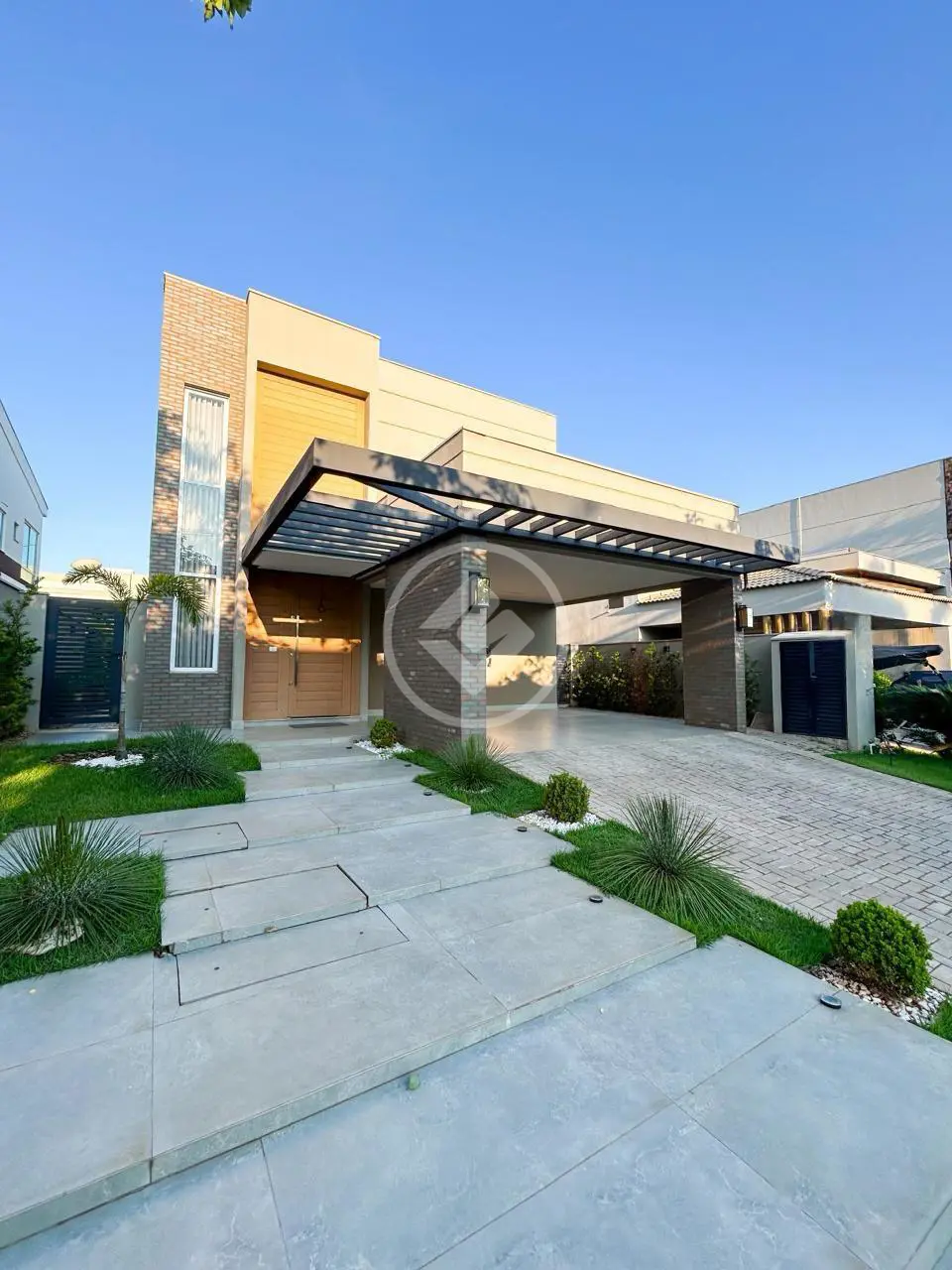 #Vende-se Lindo sobrado no requintado Condomínio Alphaville II , com 246m2 área construída , 03 suítes, escritório, energia fotovoltaica, piscina e muito mais !# Gostou desse imóvel ? Agende visita. Valores sujeitos a alteração sem aviso prévio , consulte disponibilidade. My Broker Cuiabá , Creci J 14681