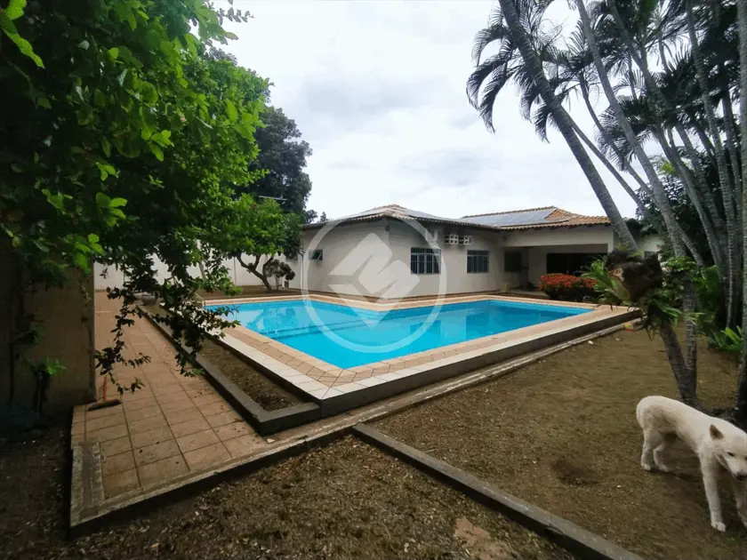 Casa Ampla no centro de Várzea Grande, com 635m² de área construída possui 5 quartos, sendo 2 suítes, sala ampla, hall de entrada, lavabo, espaço gourmet, piscina, escritórios, fundos com varanda espaçosa e dispensa, estilo mesopotâmico, cheio de área verde, poço artesiano e energia solar.