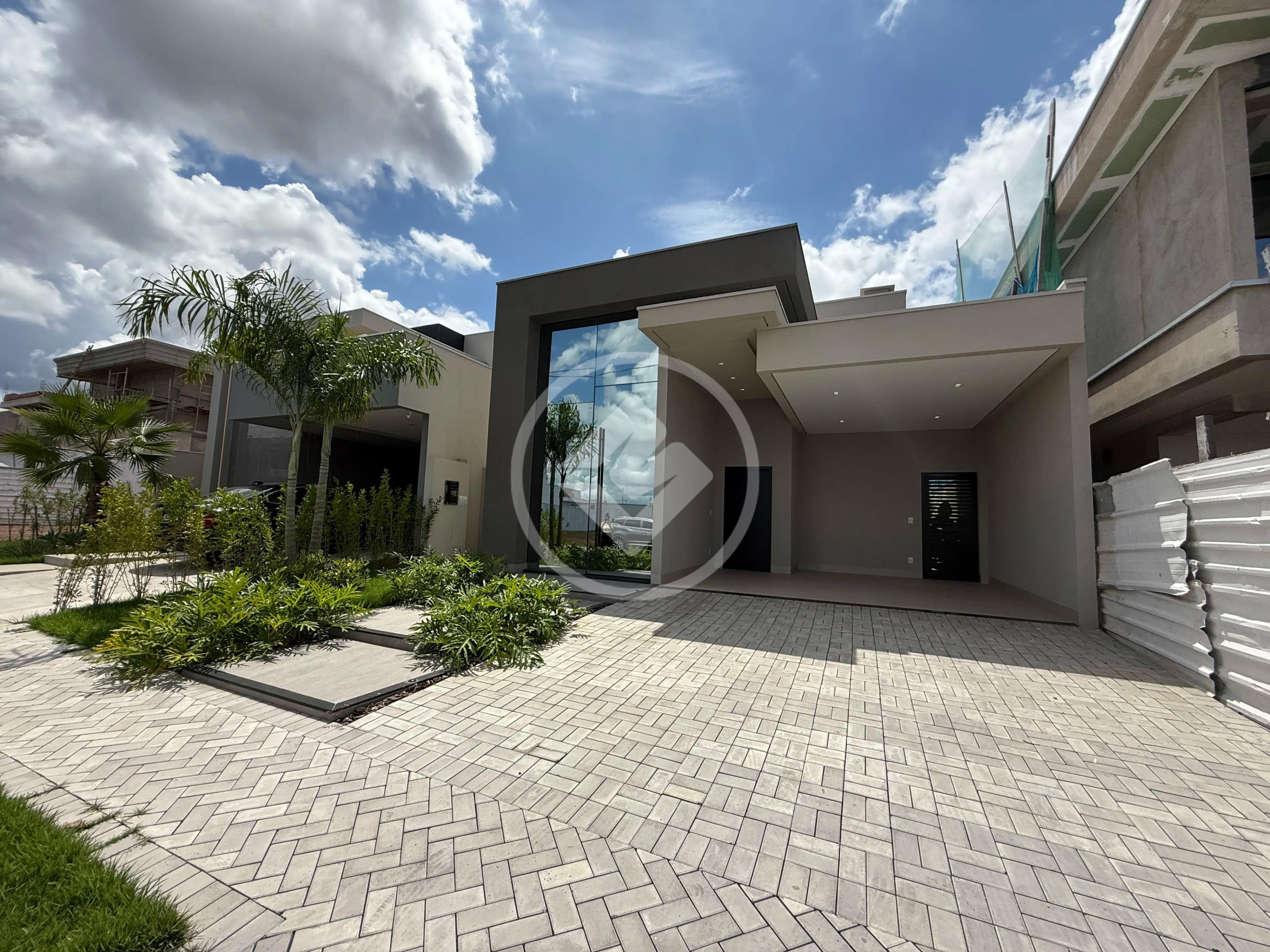 Vende-se casa térrea com planejados no Florais do Parque. R$1.980.000,00